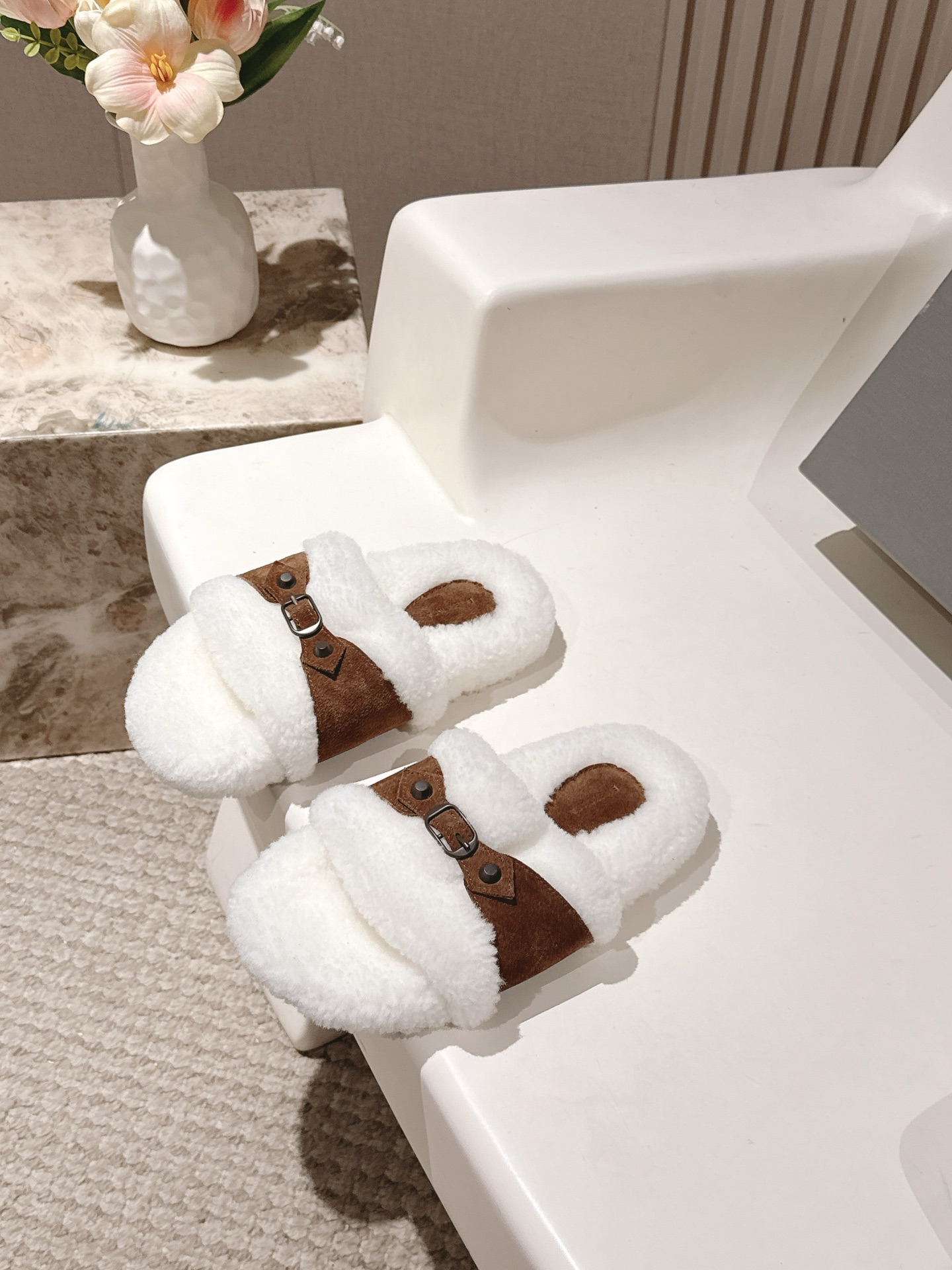 NO:562423,Balenciaga Balenciaga 25FW wool slippers and cotton shoes, please look for the higher version. This boot is unique in design, with straps and belt elements as highlights. Not only can the boots fit firmly on the foot, but the tightness can also be adjusted at will. In terms of detail processing, the brand's iconic old hardware is used throughout, cleverly creating a retro wear effect, highlighting the personality and attitude, and matching with thick toothed rubber soles. It not only ensures the comfort of wearing, but also strengthens the overall sense of fashion and style. It is undoubtedly a fashion item not to be missed this season. It will add a unique charm to the outfits of fashion lovers and lead a new round of fashion. Boot height. Nubuck leather upper. Wool lining. High flat heel. Original outsole. Size 35-40 (40) Customized (non-returnable), furry shoes and slippers, balenciaga, balenciaga, boots, slippers19860909Balenciaga巴黎世家25FW毛拖鞋棉鞋请认准高版本 这款靴子在设计上独具匠心 以绑带与皮带元素作为亮点 不仅能将靴子稳固贴合于足部 更可随心调节松紧 在细节处理上 品牌标志性的做旧五金件贯穿始终 巧妙营造出复古磨损效果,彰显个性态度搭配厚实的齿状橡胶鞋底 既保证了穿着的舒适度,又强化了整体的时尚感与辦识度无疑是本季不容错过的时尚单品,它将为时尚爱好者们的穿搭增添别样魅力,引领新一轮的潮流风尚 靴筒高度 鞋面磨砂皮 内里羊毛 跟高平底 大底原版开模 Size35-40（40 定做不退换）,毛毛鞋拖鞋,balenciaga,balenciaga,boots,slippers,Women's Shoes