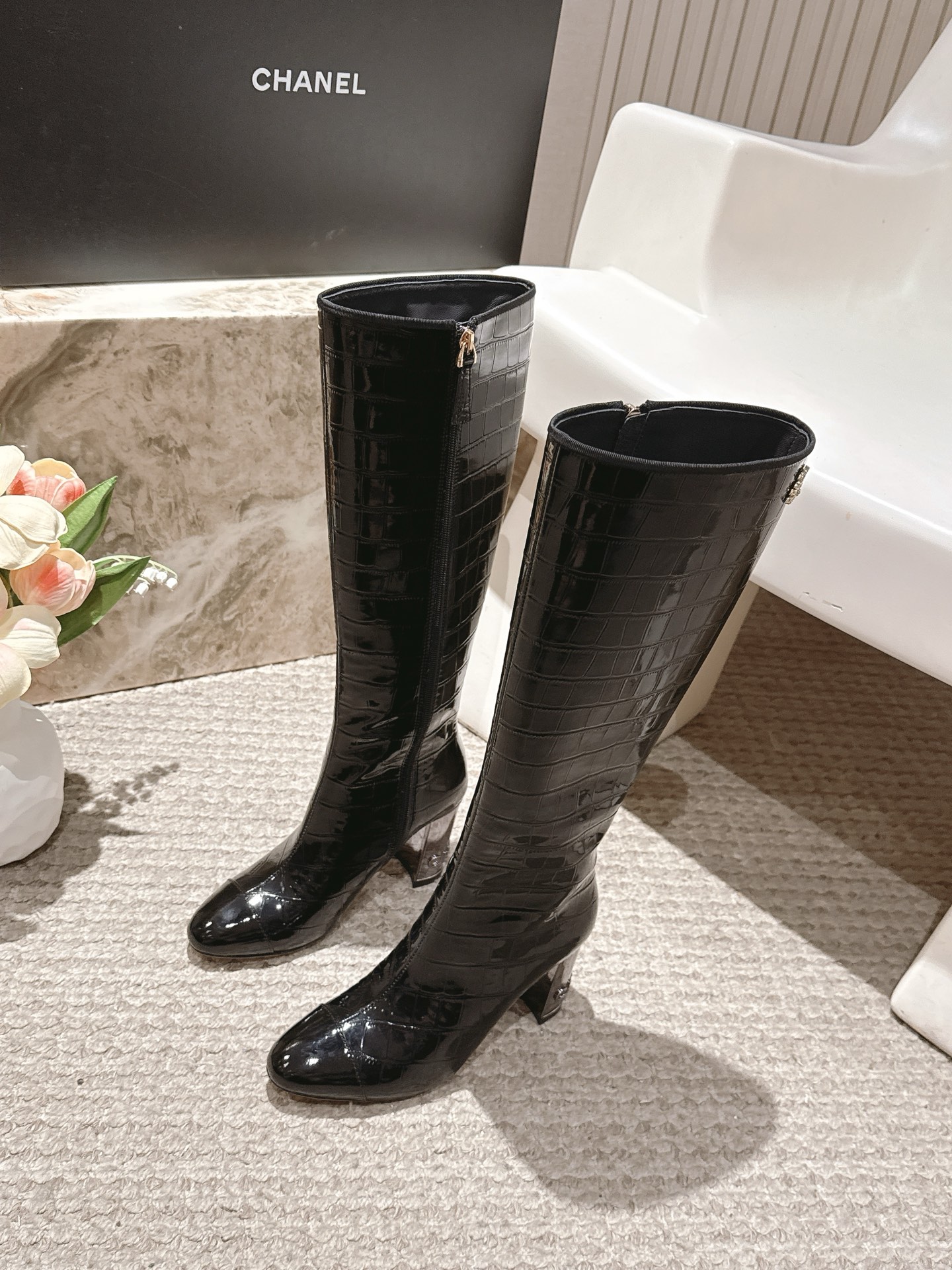 NO:562418,Chanel two-color splicing high-heeled short boots, off-white patent leather + black splicing, diamond pattern + pearl embellishment, elegant and high-end design. Thick heel design, comfortable and long legs, super bonus for autumn and winter wear! Whether it is cigarette pants or skirts, it can be easily worn, commuting or formal occasions. Classic style, practical and fashionable, it is a versatile artifact in the shoe cabinet, it looks good no matter how it is matched~ Original stone grain calfskin upper, sheepskin lining, heel height 8.5cm  Outsole original cowhide sole Size35-39 (34.40.41.42 custom-made and non-returnable), boots, chanel, boots, skirts, cowhide, sheepskin19860909Chanel双色拼接高跟短靴,米白漆皮+黑色拼接,菱格纹+珍珠点缀,优雅又高级计.粗跟设计,舒适又显腿长,秋冬穿搭超加分!无论烟管裤还是裙装都能轻松驾驭,通勤或正式场合都很适合.经典小香风,实用又时髦,是鞋柜里的百搭神器,怎么搭都好看~ 鞋面原版石头纹小牛皮 内里羊皮 跟高8.5cm 大底原版牛皮底 Size35-39（34.40.41.42定做不退换）,靴子,chanel,boots,skirts,cowhide,sheepskin,Women's Shoes