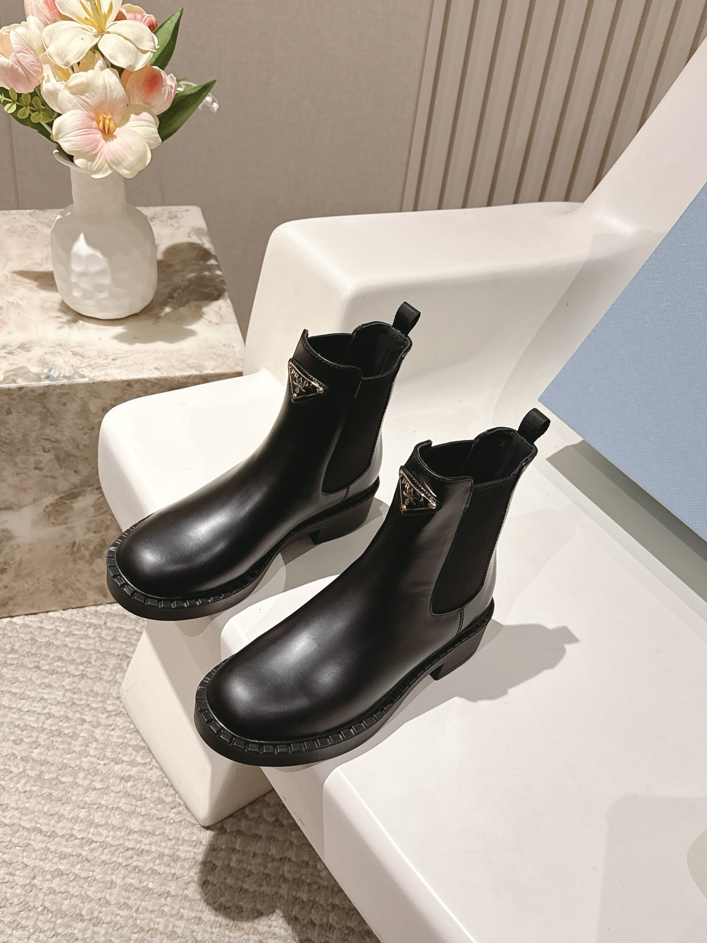 NO:562414,PRADA 25/Classic Triangle Logo Slip-on Women's Boots Short Boots A series that cannot be bought in winter, it is definitely this year's big hit!  !  So good looking!  Prada boots are really amazing!  The upper foot is generous and the legs are slim, which is just right. The fabric is imported high mercerized cowhide. The lining: silk cowhide lining. The outsole is the original outsole!  Size#35-41 (41 is custom-made and cannot be returned or exchanged), boots, prada, prada, boots, cowhide19860909PRADA 普拉达 25/ 经典三角标一脚蹬王炸女靴 短靴 冬天买不到的系列,绝对是今年的大爆款！！贼好看！Prada靴子真的很哇塞！上脚大气显腿瘦气质这块刚好拿捏 面料进口高丝光牛皮 内里: 丝绸牛皮里 大底原版大底！ Size#35-41（41 订做不退换）,靴子,prada,prada,boots,cowhide,Women's Shoes