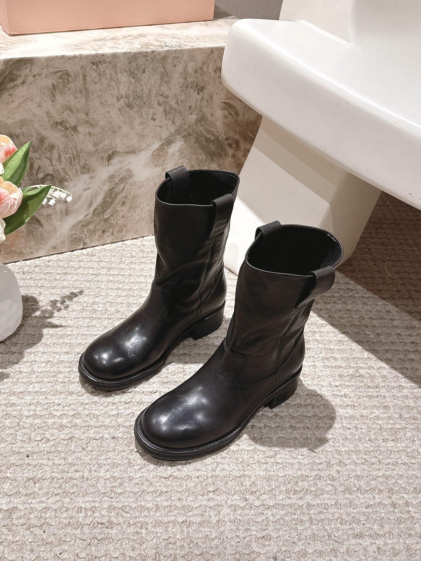 NO:562404,MiuMiu 2026 spring and summer catwalk style pile boots, slip-on short boots. The boot shaft is naturally pleated, lazy and casual, and the half-inside design is light and not bulky. It has a perfect atmosphere for autumn and winter wear. The insole is soft and comfortable to wear for a long time. It is suitable for Citywalk or daily outings. Inspired by the fusion of workplace and daily life, it is both strong and soft, practical and fashionable. It is one of the highlight items of this season!  The fabric is made of washed cowhide fabric. The original open-molded rubber sole is non-slip and wear-resistant. The size is 35-40 (customized at 40.41), boots, miumiu, boots, cowhide19860909MiuMiu 2026春夏走秀款堆堆靴 一脚蹬短靴 靴筒自然褶皱,慵懒随性,半内里设计轻薄不臃肿,秋冬穿搭氛围感满分. 鞋垫柔软,长时间穿也很舒适,Citywalk或日常出街都很合适.灵感融合职场与日常,刚柔并济,实用又时髦,是本季亮点单品之一！ 面料采用水洗牛皮面料 原版开模橡胶鞋底防滑耐磨 码数35-40（40.41订做）,靴子,miumiu,boots,cowhide,Women's Shoes