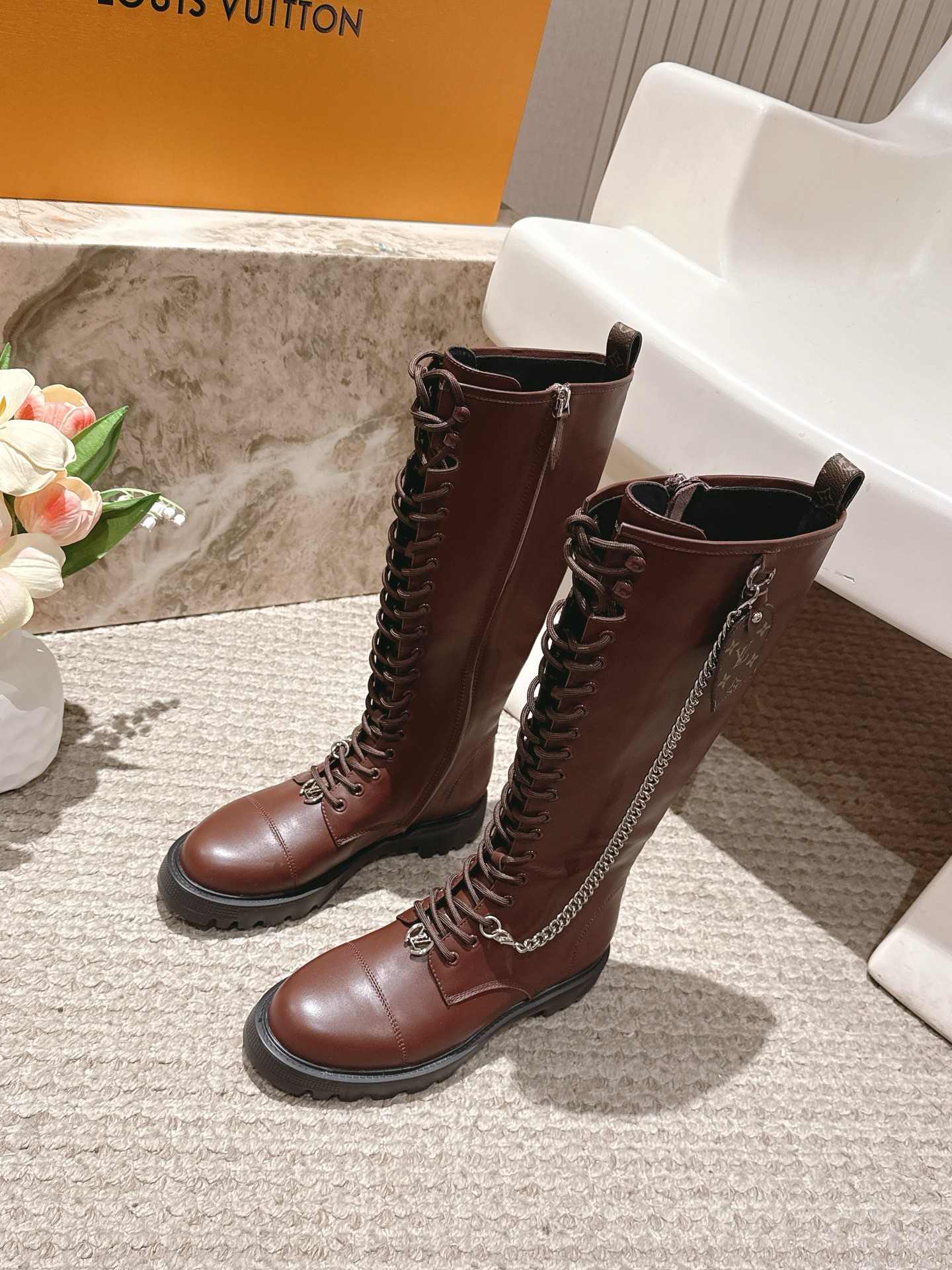 NO:562409,LV donkey brand 25ss new autumn and winter high boots knight boots. The last shape is versatile and slim feet yyds. The shape is three-dimensional and full, handsome and comfortable on the feet. Very retro style, full of aura, the original presbyopia and elastic design style is very classic, the details are perfect, cool and trendy... The upper is calfskin, the lining and the foot pads!  Size: 35-39 (40.41, boots, louis vuitton, louis vuitton, boots, cowhide19860909LV驴牌 25ss 新款秋冬高筒靴骑士靴 楦型百搭瘦脚yyds.造型立体饱满,帅气十足 上脚舒适 非常复古风、气场十足,原版老花加橡筋设计风格非常经典 细节完美 酷炫 潮派... 鞋面小牛皮 牛里、垫脚！ Size: 35-39（40.41,靴子,louis vuitton,louis vuitton,boots,cowhide,Women's Shoes