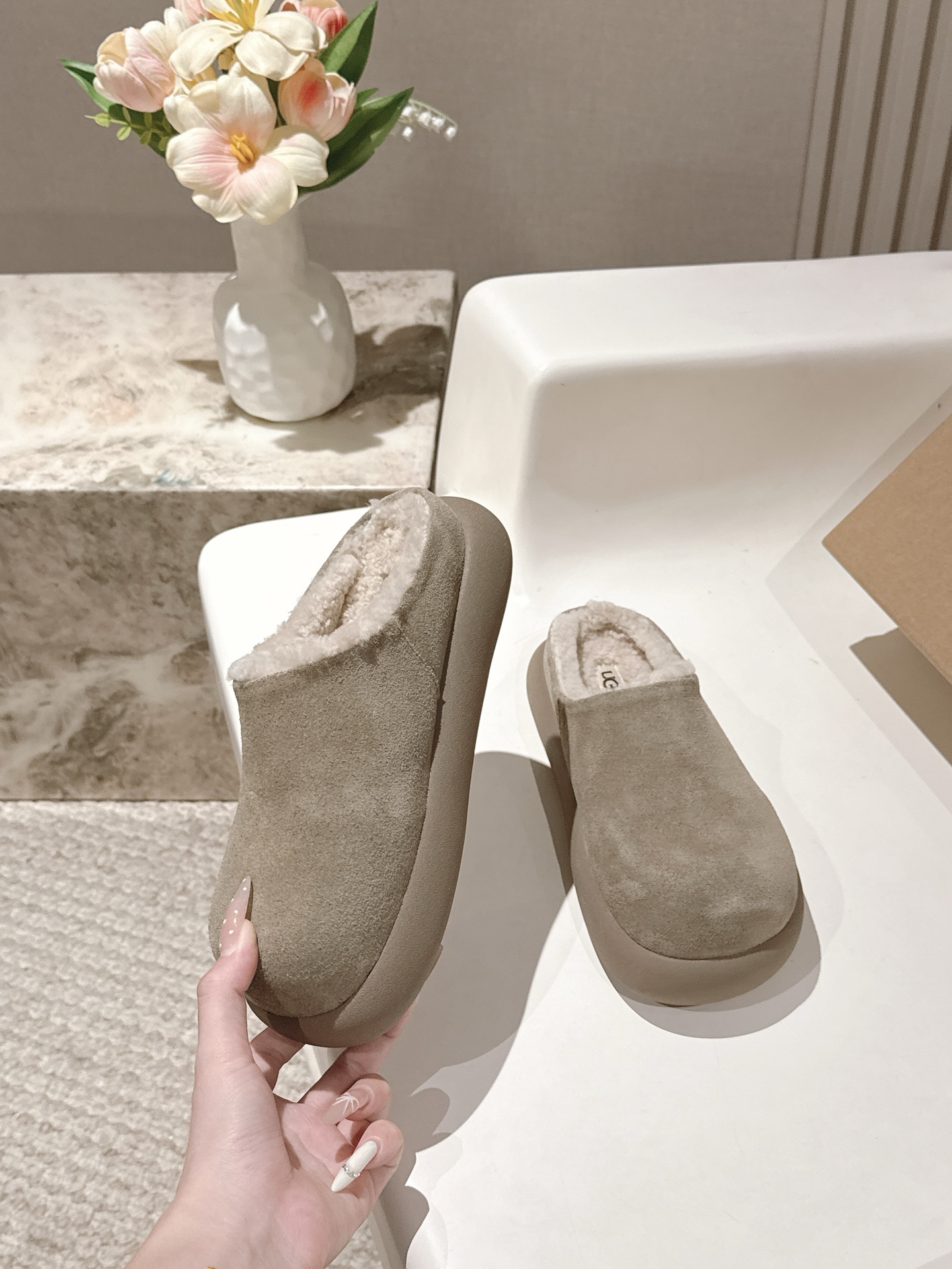 NO:562399,UGG's new autumn and winter Muller thick-soled half-slippers are already in use even before winter!  Gentle, soft, and very lazy. It looks so cute. It has a full sense of wrapping and feels very comfortable on the feet. Suede cowhide upper, lambswool lining, molded wear-resistant sole. Size35-39 (custom-made for 40, non-refundable), semi-slippers, slippers, cowhide19860909UGG秋冬新款穆勒厚底半拖鞋 还没到冬天就已经被它拿捏了！温温柔柔而且还很慵懒 看起来太可爱了 包裹感十足 脚感也很舒服 反绒牛皮鞋面 羊羔毛内里 成型耐磨底 Size35-39(40订做不退换),半拖毛毛鞋,slippers,cowhide,Women's Shoes