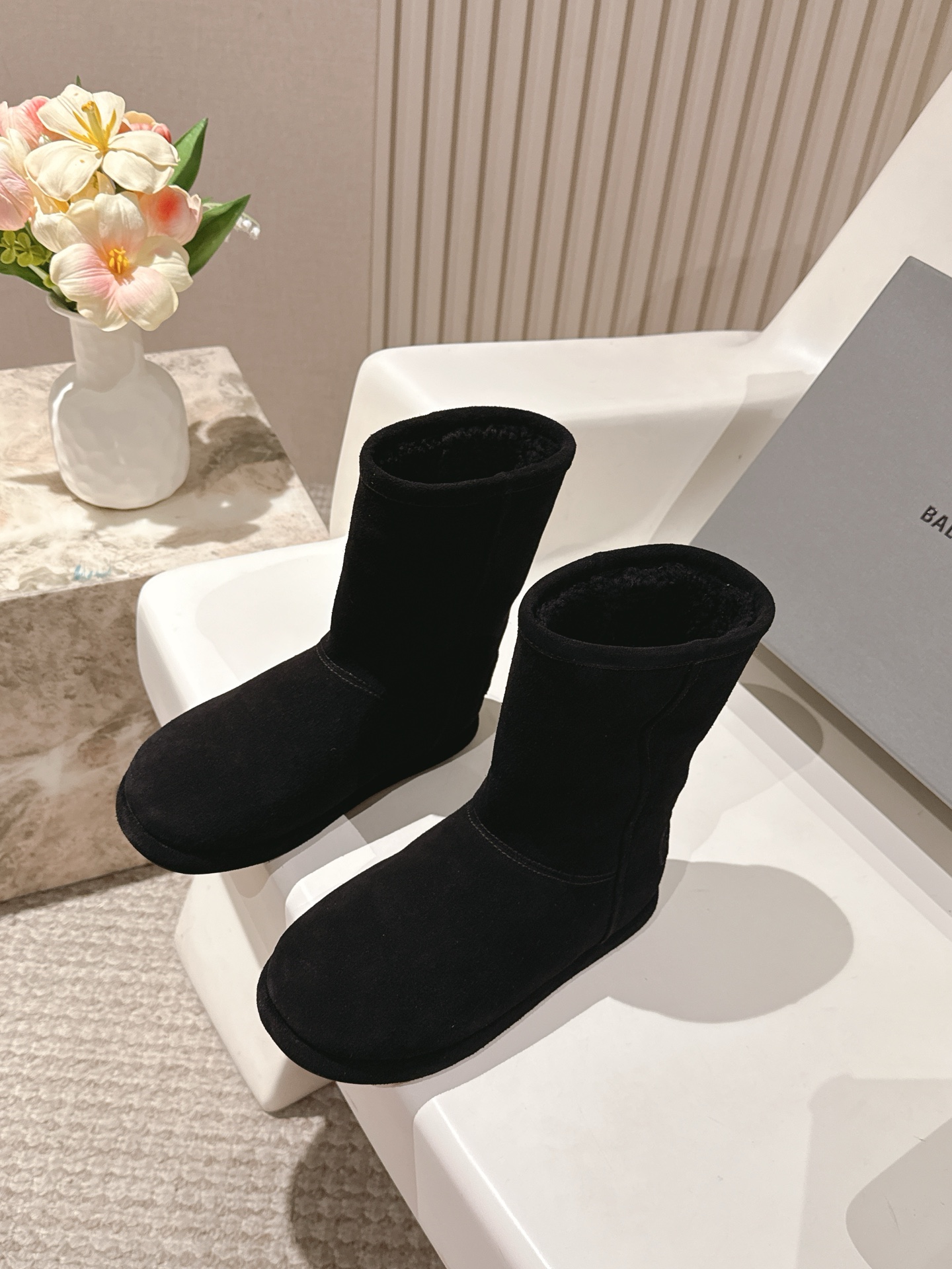 NO:562395,BALENCIAGA [Balenciaga] 2025 new autumn and winter mid-calf pure wool thick-soled snow boots are simply not too handsome. The design is full of sense and breaks the boring and bloated traditional snow boots. They are full of personality. They should be paired with small sweatpants, jeans and tights in autumn and winter. They really don’t look too fashionable. The upper is made of mercerized cow suede fabric. It has a delicate and high-quality feel. The entire lining is made of pure wool. It is warm and comfortable. The rubber outsole is non-slip and wear-resistant. Color: maroon, black, white, brown  Size35-40,snow boots,balenciaga,balenciaga,boots,jeans19860909BALENCIAGA【巴黎世家】 2025秋冬新款中筒纯羊毛厚底雪地靴 简直不要太帅 设计感满满打破传统雪地靴的沉闷臃肿个性十足 秋冬搭配小卫裤 牛仔裤 紧身裤真的不要太洋气好看了 鞋面采用丝光牛反绒面料 细腻高级感拉满整个内里采用纯羊毛 保暖舒适橡胶大底防滑耐磨 颜色栗色 黑色 白色棕色 Size35-40,雪地靴,balenciaga,balenciaga,boots,jeans,Women's Shoes