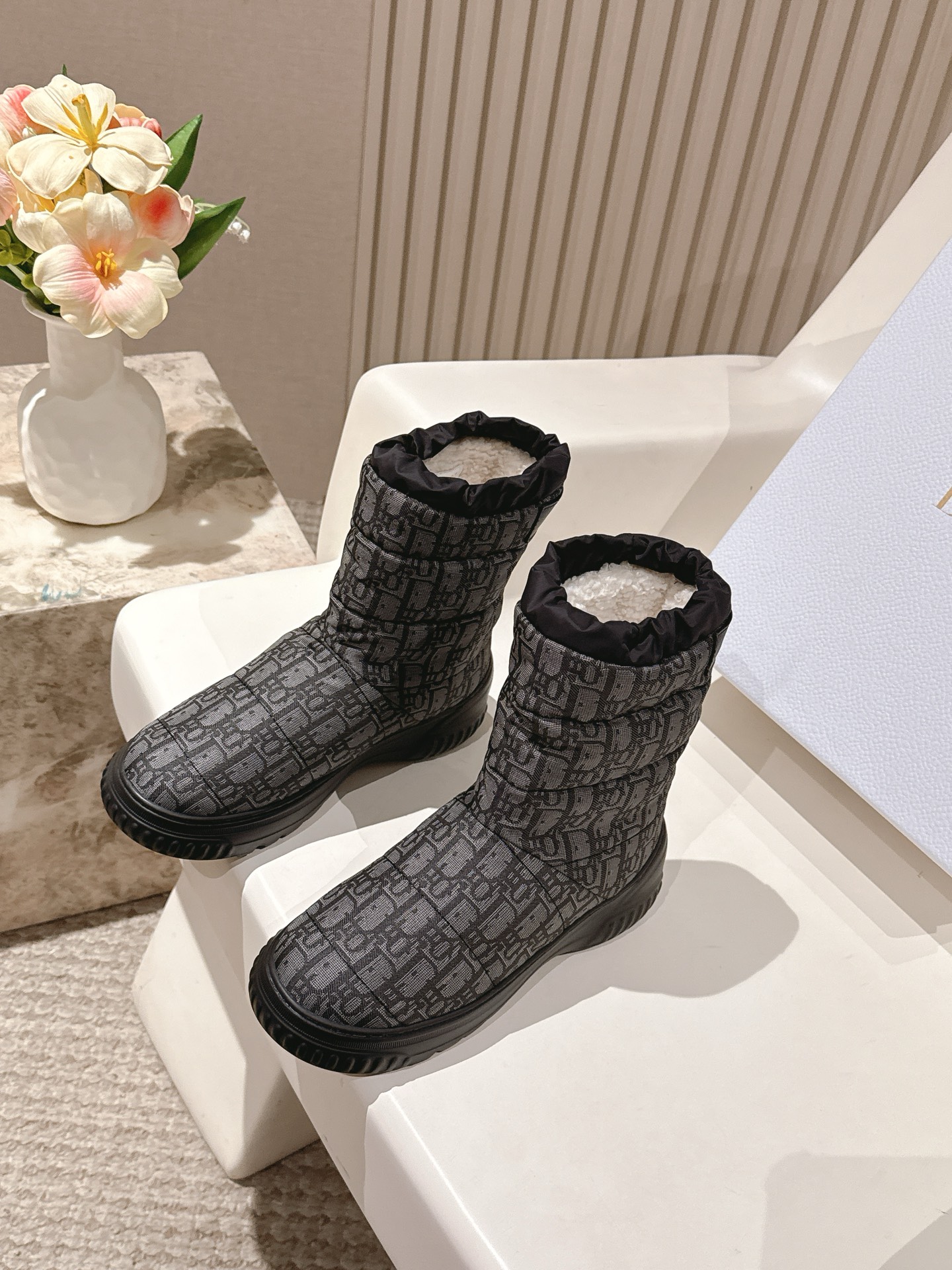 NO:562392,Dior Dior 2025 new autumn and winter electric embroidered thick-soled round-toe anti-cold and warm down snow boots. Uppers are environmentally friendly, breathable and waterproof technical fabrics. Warm white goose velvet lining. Original open molded IP foam ultra-light environmentally friendly outsole. Size 35-41 (40.41 custom-made, non-returnable), snow boots, dior, dior, boots, down jacket19860909Dior 迪奥 2025 秋冬新款 电绣厚底圆头防寒保暖羽绒雪地靴 鞋面环保透气防水科技面料 内里保暖白鹅绒内里 大底原版开模IP发泡超轻环保大底 码数35-41（40.41定做不退换）,雪地靴,dior,dior,boots,down jacket,Women's Shoes