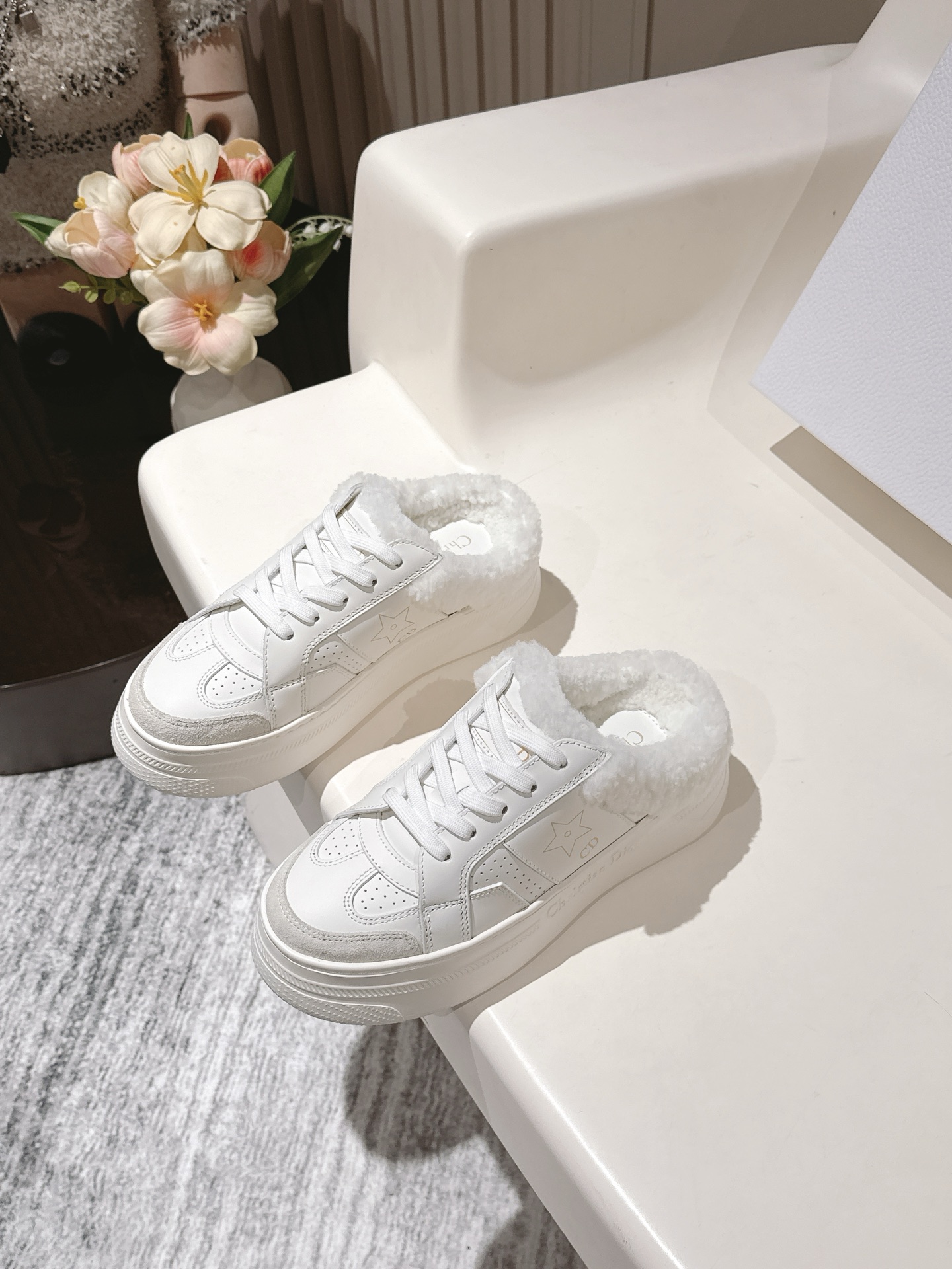 NO:576835,Dior Dior 25 autumn and winter CD platform thick-soled casual sports shoes, white shoes and half-flop fur shoes!  Carefully crafted from suede and white smooth cow leather, it is decorated with a gold/silver five-pointed star printed logo on the side. The tongue, sole and back side are decorated with various special details to enhance the style. The eyelet details, topstitching and rubber panels highlight the dynamic charm of its sports style. It can be matched with all kinds of clothing to create a sophisticated look. The upper is made of original custom calfskin, wool lining, original open-molded LP outsole (super light and not tiring on the foot), sole thickness: about 5.5cm  Size: 35-39 (40.41 custom-made, non-returnable) Comes with original packaging, casual shoes/sports shoes, dior, dior, loro piana, sneakers, cowhide19860909Dior迪奥 25秋冬CD松糕厚底休闲运动鞋小白鞋半拖毛毛鞋！ 采用反绒皮和白色光滑牛皮革精心制作,侧面饰以金色/银色五角星印花标志,鞋舌、鞋底和后侧饰以各种特色细节提升格调,而孔眼细节、缉面线和橡胶镶片更是突显其运动风格的动感魅力,可搭配各式服饰,打造精致. 鞋面采用原版定制小牛皮 羊毛内里 原版开模lp大底(超轻盈上脚不累) 底厚:约5.5cm 码数:35-39（40.41订做不退换） 配原版包装,休闲鞋/运动鞋,dior,dior,loro piana,sneakers,cowhide,Women's Shoes