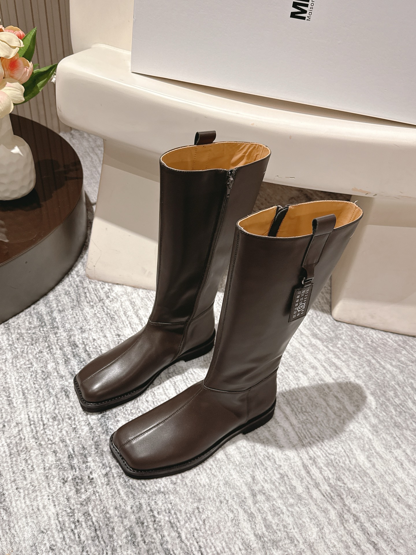 NO:576822,I really love the cowhide Niu Jing MM6 26 new high boots for early autumn. The suede boots really don’t look too good on my feet, okay?  Upper cowhide, lining cowhide, foam sole Size: 35-39 (40 customized) with original packaging, boots, masion margiela, boots, cowhide, chamois leather19860909牛皮 牛京 MM6 26早秋新款高筒靴真的太爱了 麂皮长靴款 上脚真的不要太好看好吗？ 鞋面牛皮、内里牛皮 发泡底 码数:35-39 (40定做) 配原版一致包装,靴子,masion margiela,boots,cowhide,chamois leather,Women's Shoes