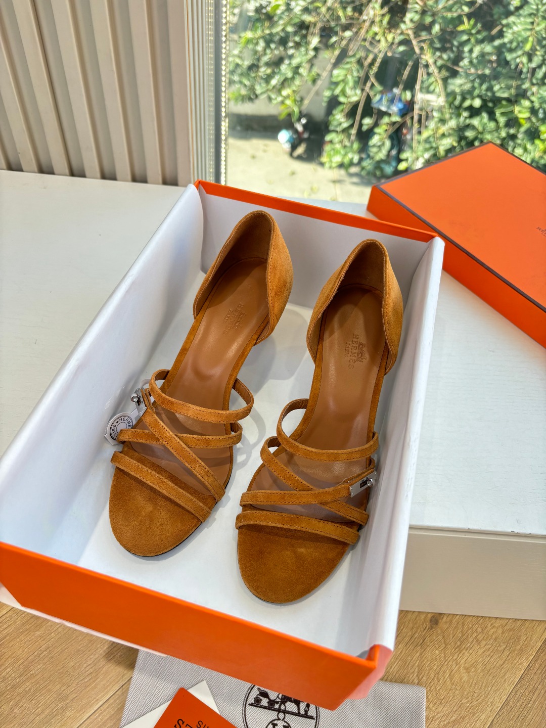 NO:593267,G393Hermès Hermès 25WF new product Kelly buckle thin strap high-heeled sandals The legendary gene of the Kelly bag meets the summer walking sandals and becomes a concrete expression of elegance. The iconic rotating Kelly metal buckle design is crafted with craftsmanship and becomes the finishing touch of the toe Palladium_004, sandals, hermes, hermes, sandals19860909G393Hermès 爱马仕25WF新品Kelly扣 细带高跟凉鞋Kelly包的传奇基因邂逅夏日步履款凉鞋便成了优雅的具象化表达.标志性的旋转Kelly金属扣设计匠心打磨成为足尖的点睛之笔钯_004,凉鞋,hermes,hermes,sandals,Women's Shoes