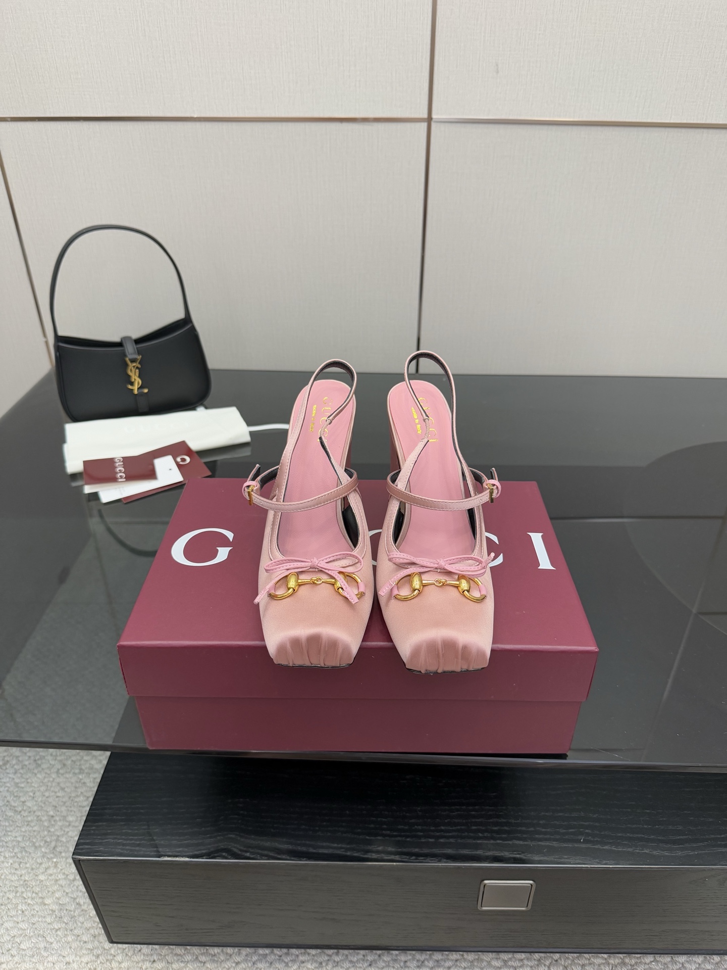 NO:593284,GUCCI Thick Heel Horsebit High Heel Ballet Sandals As an outstanding representative of Gucci's design heritage, the Jordaan series horsebit loafers vividly highlight the classic and elegant style. This shoe is made of the brand's iconic monogram canvas, making it a timeless classic. The material of this shoe is soft and the silhouette_003, sandals, gucci, loafers, sandals19860909GUCCI 粗跟马衔扣高跟芭蕾舞凉鞋 作为Gucci设计传承的杰出代表,Jordaan系列饰马衔扣乐福鞋生动彰显经典优雅格调.这款鞋履采用品牌标志性字母图案帆布,成就隽永经典.这款鞋履材质柔软,廓形_003,凉鞋,gucci,loafers,sandals,Women's Shoes