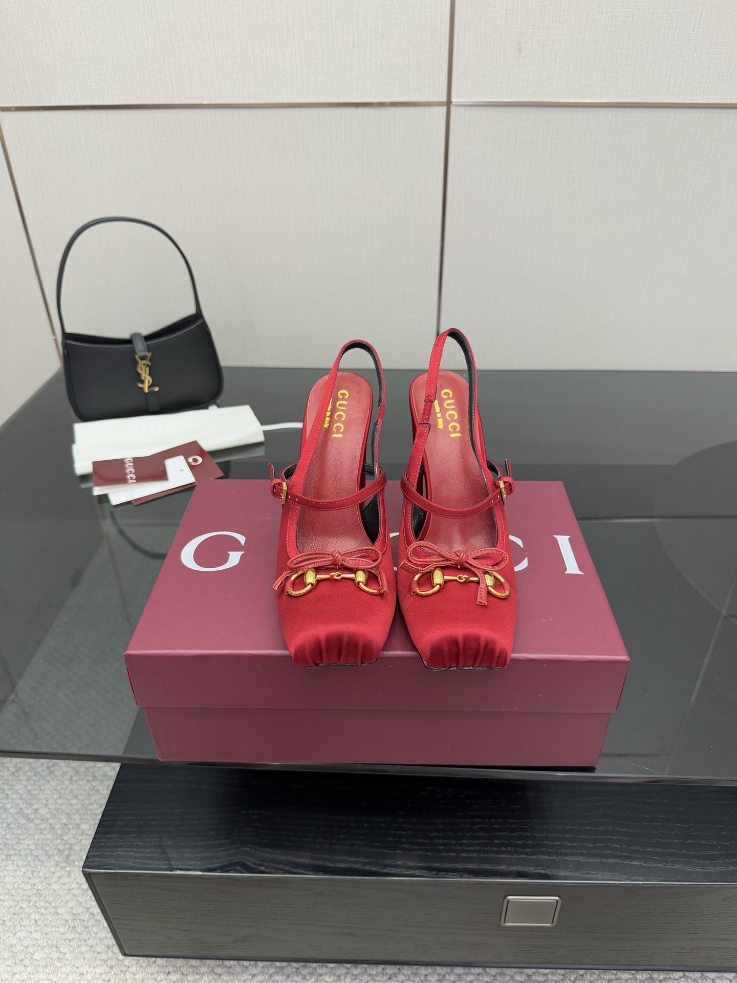 NO:593281,GUCCI Thick Heel Horsebit High Heel Ballet Sandals As an outstanding representative of Gucci's design heritage, the Jordaan series horsebit loafers vividly highlight the classic elegance. This shoe is made of the brand's iconic monogram canvas, making it a timeless classic. The material of this shoe is soft and the silhouette_004, sandals, gucci, loafers, sandals19860909GUCCI 粗跟马衔扣高跟芭蕾舞凉鞋 作为Gucci设计传承的杰出代表,Jordaan系列饰马衔扣乐福鞋生动彰显经典优雅格调.这款鞋履采用品牌标志性字母图案帆布,成就隽永经典.这款鞋履材质柔软,廓形_004,凉鞋,gucci,loafers,sandals,Women's Shoes