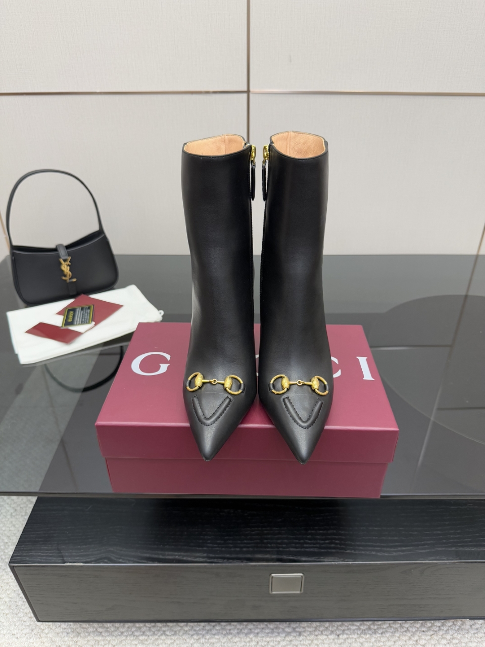 NO:593254,Leather and fabric Gucci’s classic autumn and winter pointed-toe chain high-heeled short boots!  The most unmissable pair of boots this year!  The overall last shape is smooth and delicate, exquisite and versatile without losing fashion sense! The delicate leather texture is very soft and comfortable. The hollow upper looks sexy and high-end. Pointed toe, boots, Gucci, boots19860909皮面 布面 Gucci 经典爆款秋冬尖头链条高跟短靴！ 今年最不能错过的一双靴子！整体楦型流畅秀气,精致百搭又不失时髦感!细腻的皮质感,很软很舒服,鞋面镂空显得性感又高级,尖头,靴子,gucci,boots,Women's Shoes