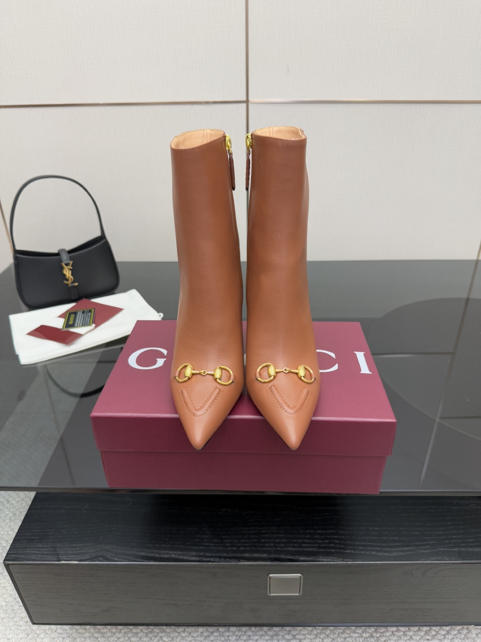 NO:593252,Leather and fabric Gucci’s classic autumn and winter pointed-toe chain high-heeled short boots!  The most unmissable pair of boots this year!  The overall last shape is smooth and delicate, exquisite and versatile without losing fashion sense! The delicate leather texture is very soft and comfortable. The hollow upper looks sexy and high-end. Pointed toe_001, boots, gucci, boots19860909皮面 布面 Gucci 经典爆款秋冬尖头链条高跟短靴！ 今年最不能错过的一双靴子！整体楦型流畅秀气,精致百搭又不失时髦感!细腻的皮质感,很软很舒服,鞋面镂空显得性感又高级,尖头_001,靴子,gucci,boots,Women's Shoes