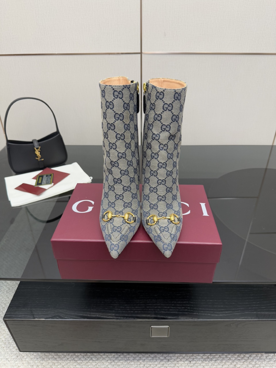 NO:593246,Leather and fabric Gucci’s classic autumn and winter pointed-toe chain high-heeled short boots!  The most unmissable pair of boots this year!  The overall last shape is smooth and delicate, exquisite and versatile yet fashionable! The delicate leather texture is very soft and comfortable. The hollow upper looks sexy and high-end. Pointed toe_004, boots, gucci, boots19860909皮面 布面 Gucci 经典爆款秋冬尖头链条高跟短靴！ 今年最不能错过的一双靴子！整体楦型流畅秀气,精致百搭又不失时髦感!细腻的皮质感,很软很舒服,鞋面镂空显得性感又高级,尖头_004,靴子,gucci,boots,Women's Shoes