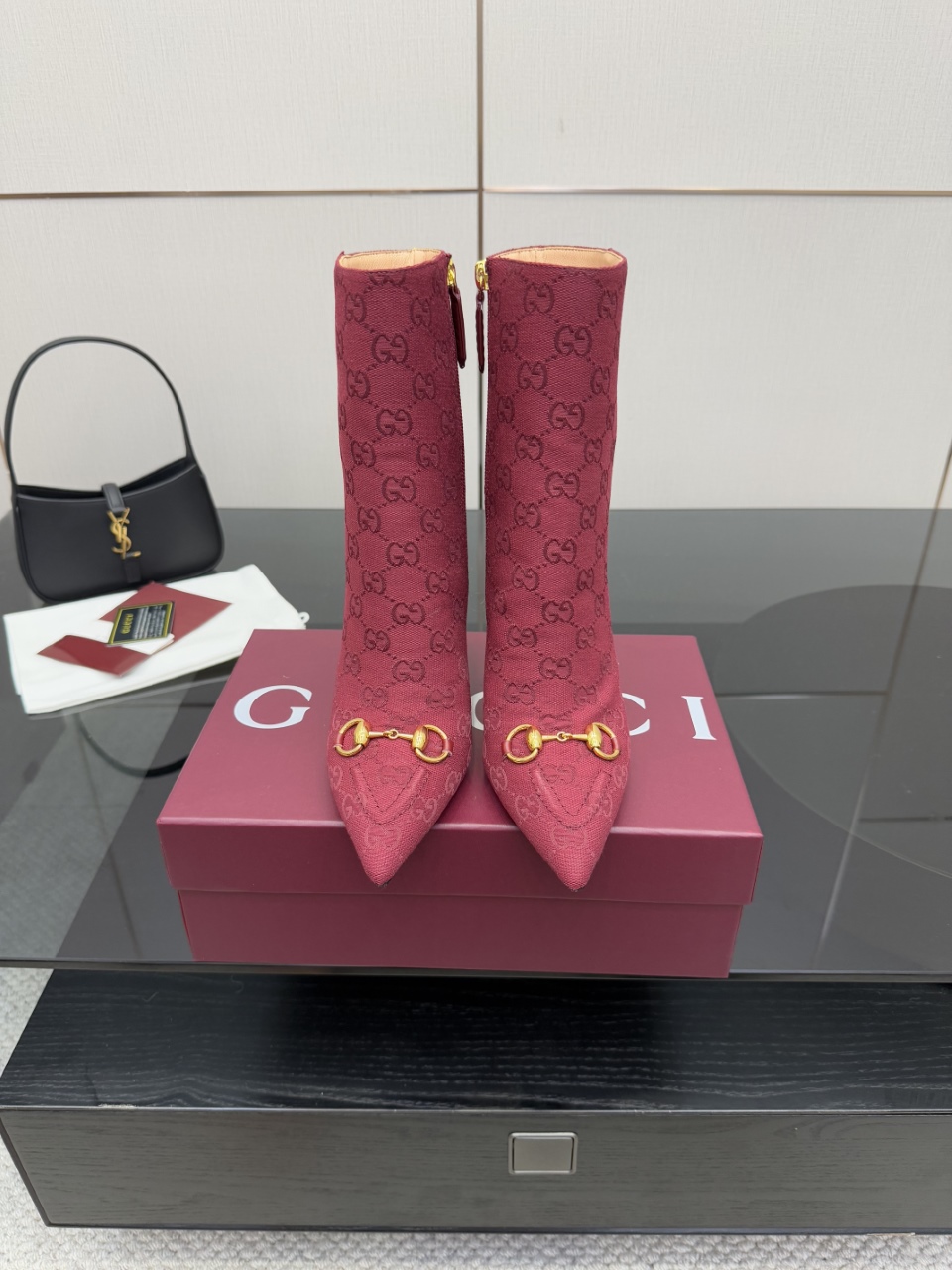 NO:593244,Leather and fabric Gucci’s classic autumn and winter pointed-toe chain high-heeled short boots!  The most unmissable pair of boots this year!  The overall last shape is smooth and delicate, exquisite and versatile yet fashionable! The delicate leather texture is very soft and comfortable. The hollow upper looks sexy and high-end. Pointed toe_, boots, gucci, boots19860909皮面 布面 Gucci 经典爆款秋冬尖头链条高跟短靴！ 今年最不能错过的一双靴子！整体楦型流畅秀气,精致百搭又不失时髦感!细腻的皮质感,很软很舒服,鞋面镂空显得性感又高级,尖头_,靴子,gucci,boots,Women's Shoes