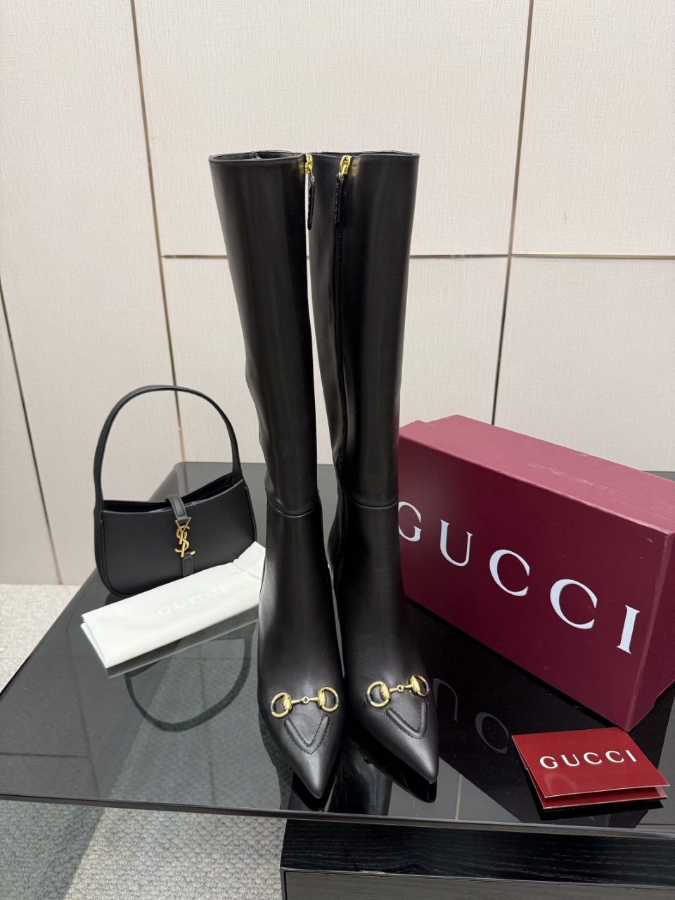 NO:593242,Leather and fabric Gucci’s classic autumn and winter pointed-toe chain high-heeled short boots!  The most unmissable pair of boots this year!  The overall last shape is smooth and delicate, exquisite and versatile without losing fashion sense! The delicate leather texture is very soft and comfortable. The hollow upper looks sexy and high-end. Pointed toe, boots, Gucci, boots19860909皮面 布面 Gucci 经典爆款秋冬尖头链条高跟短靴！ 今年最不能错过的一双靴子！整体楦型流畅秀气,精致百搭又不失时髦感!细腻的皮质感,很软很舒服,鞋面镂空显得性感又高级,尖头,靴子,gucci,boots,Women's Shoes