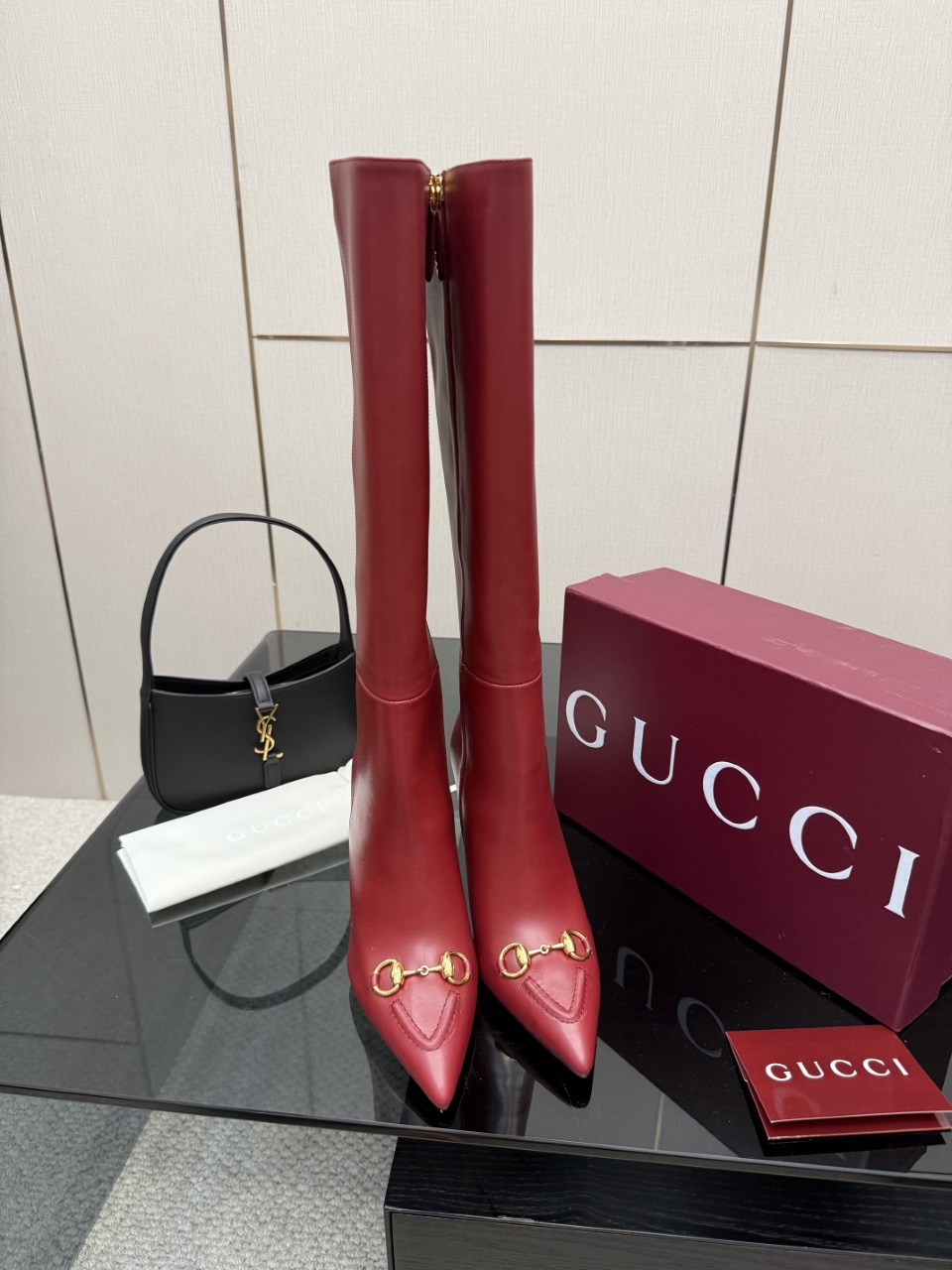 NO:593240,Leather and fabric Gucci’s classic autumn and winter pointed-toe chain high-heeled short boots!  The most unmissable pair of boots this year!  The overall last shape is smooth and delicate, exquisite and versatile without losing fashion sense! The delicate leather texture is very soft and comfortable. The hollow upper looks sexy and high-end. Pointed toe_001, boots, gucci, boots19860909皮面 布面 Gucci 经典爆款秋冬尖头链条高跟短靴！ 今年最不能错过的一双靴子！整体楦型流畅秀气,精致百搭又不失时髦感!细腻的皮质感,很软很舒服,鞋面镂空显得性感又高级,尖头_001,靴子,gucci,boots,Women's Shoes