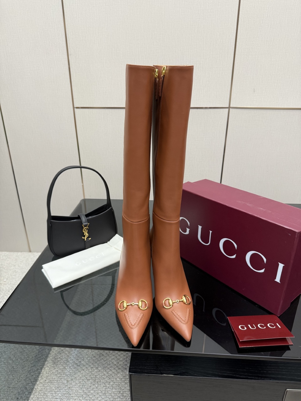 NO:593238,Leather and fabric Gucci’s classic autumn and winter pointed-toe chain high-heeled short boots!  The most unmissable pair of boots this year!  The overall last shape is smooth and delicate, exquisite and versatile without losing fashion sense! The delicate leather texture is very soft and comfortable. The hollow upper looks sexy and high-end. Pointed toe_002, boots, gucci, boots19860909皮面 布面 Gucci 经典爆款秋冬尖头链条高跟短靴！ 今年最不能错过的一双靴子！整体楦型流畅秀气,精致百搭又不失时髦感!细腻的皮质感,很软很舒服,鞋面镂空显得性感又高级,尖头_002,靴子,gucci,boots,Women's Shoes