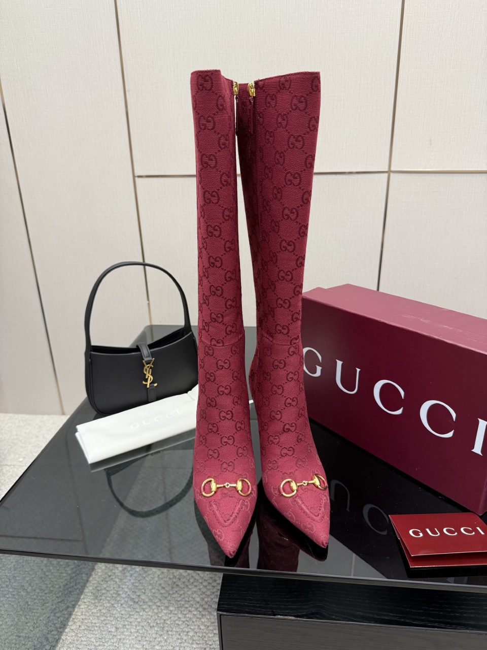 NO:593255,Leather and fabric Gucci’s classic autumn and winter pointed-toe chain high-heeled short boots!  The most unmissable pair of boots this year!  The overall last shape is smooth and delicate, exquisite and versatile without losing fashion sense! The delicate leather texture is very soft and comfortable. The hollow upper looks sexy and high-end. Pointed toe_003, boots, gucci, boots19860909皮面 布面 Gucci 经典爆款秋冬尖头链条高跟短靴！ 今年最不能错过的一双靴子！整体楦型流畅秀气,精致百搭又不失时髦感!细腻的皮质感,很软很舒服,鞋面镂空显得性感又高级,尖头_003,靴子,gucci,boots,Women's Shoes