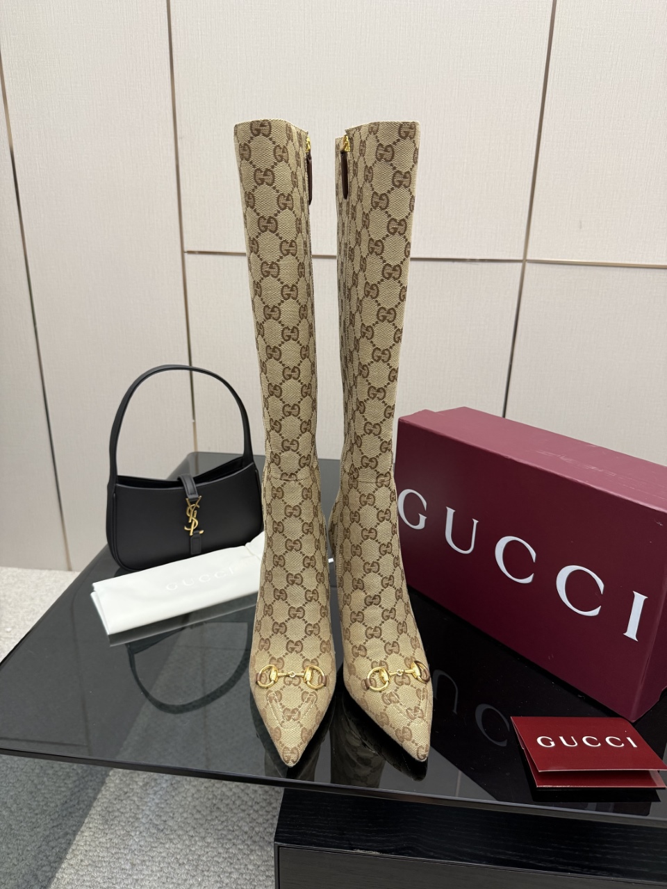 NO:593253,Leather and fabric Gucci’s classic autumn and winter pointed-toe chain high-heeled short boots!  The most unmissable pair of boots this year!  The overall last shape is smooth and delicate, exquisite and versatile yet fashionable! The delicate leather texture is very soft and comfortable. The hollow upper looks sexy and high-end. Pointed toe_004, boots, gucci, boots19860909皮面 布面 Gucci 经典爆款秋冬尖头链条高跟短靴！ 今年最不能错过的一双靴子！整体楦型流畅秀气,精致百搭又不失时髦感!细腻的皮质感,很软很舒服,鞋面镂空显得性感又高级,尖头_004,靴子,gucci,boots,Women's Shoes