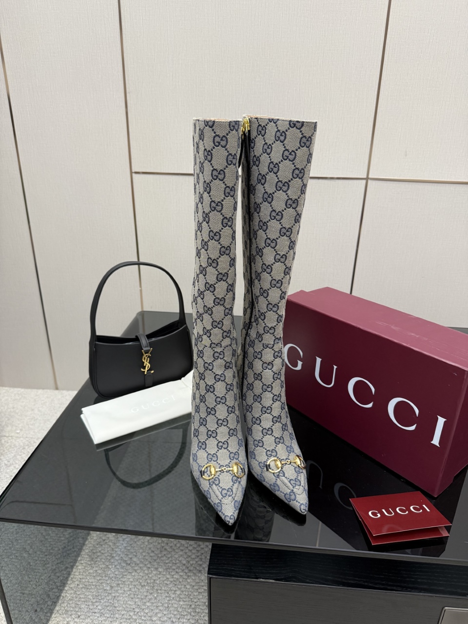 NO:593251,Leather and fabric Gucci’s classic autumn and winter pointed-toe chain high-heeled short boots!  The most unmissable pair of boots this year!  The overall last shape is smooth and delicate, exquisite and versatile yet fashionable! The delicate leather texture is very soft and comfortable. The hollow upper looks sexy and high-end. Pointed toe_, boots, gucci, boots19860909皮面 布面 Gucci 经典爆款秋冬尖头链条高跟短靴！ 今年最不能错过的一双靴子！整体楦型流畅秀气,精致百搭又不失时髦感!细腻的皮质感,很软很舒服,鞋面镂空显得性感又高级,尖头_,靴子,gucci,boots,Women's Shoes