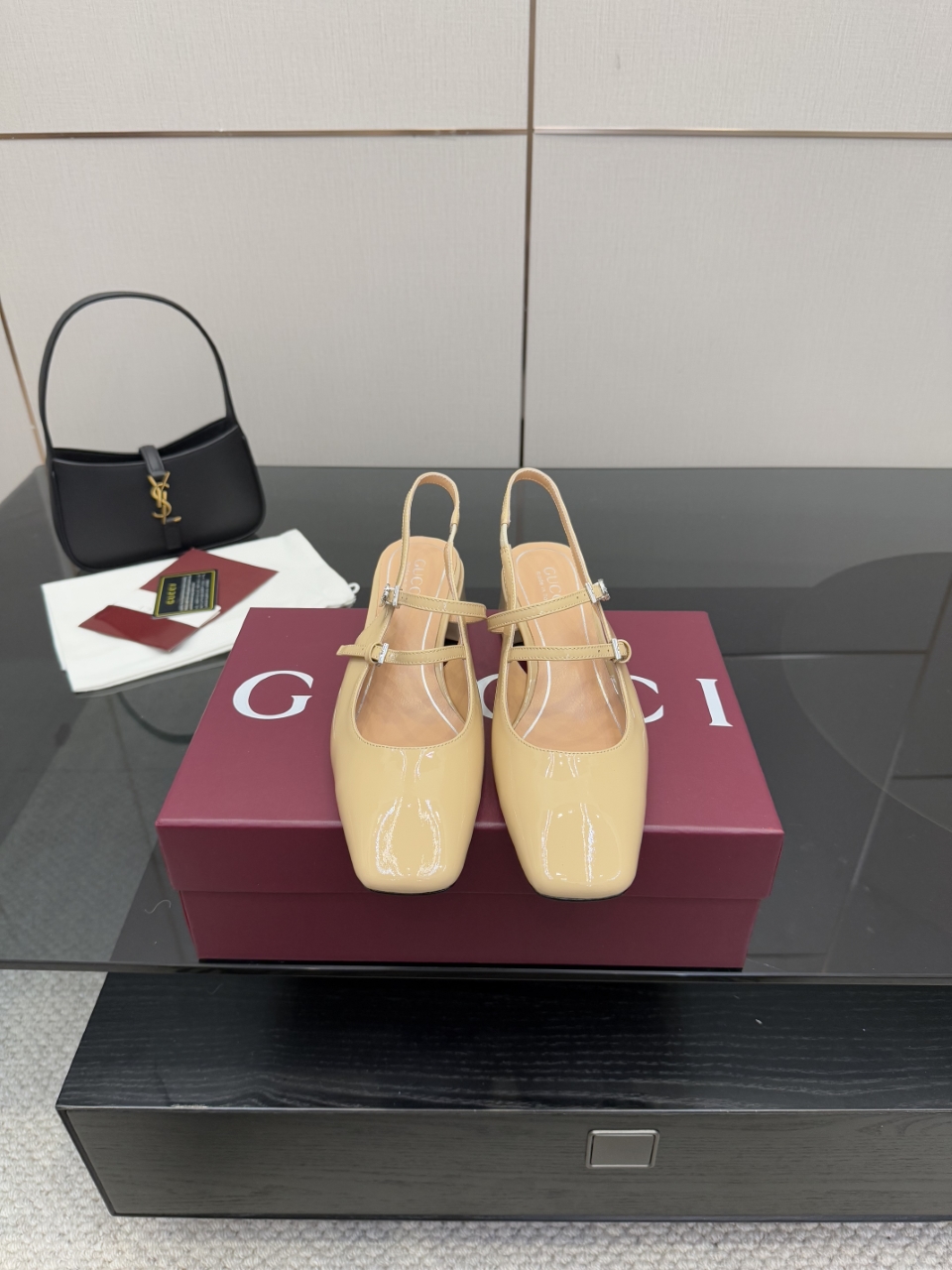 NO:593269,High version of GUCCI new women's horsebit mid-heeled sandals and high heels, catwalk style, original development. The shoe last is carefully polished for 3 months to ensure comfort. This year's super popular waterproof platform series, Gucci has also started to update this series~ ——————————————_001, sandals, gucci, sandals, high heels19860909高版本GUCCI 新款女士马衔扣中跟凉鞋高跟鞋 走秀款,原版开发.为保证舒适度精心打磨鞋楦3个月之久.今年超流行防水台系列,gucci也开始了这个系列的更新了～ ———————————————_001,凉鞋,gucci,sandals,high heels,Women's Shoes