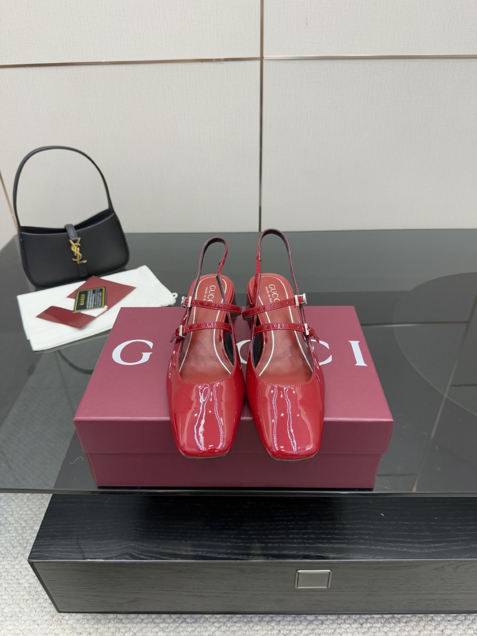 NO:593266,High version of GUCCI new women's horsebit mid-heeled sandals and high heels, catwalk model, original development. The shoe last is carefully polished for 3 months to ensure comfort. This year's super popular waterproof platform series, Gucci has also started to update this series~ ——————————————_002, sandals, gucci, sandals, high heels19860909高版本GUCCI 新款女士马衔扣中跟凉鞋高跟鞋 走秀款,原版开发.为保证舒适度精心打磨鞋楦3个月之久.今年超流行防水台系列,gucci也开始了这个系列的更新了～ ———————————————_002,凉鞋,gucci,sandals,high heels,Women's Shoes