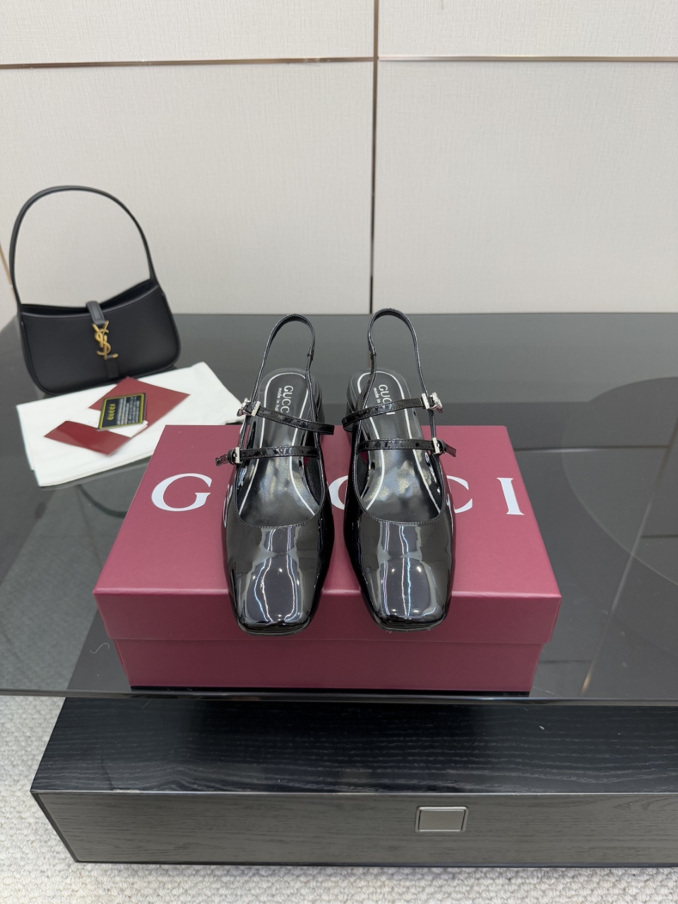 NO:593263,High version of GUCCI new women's horsebit mid-heeled sandals and high heels, catwalk style, original development. The shoe last is carefully polished for 3 months to ensure comfort. This year's super popular waterproof platform series, Gucci has also started to update this series~ ——————————————_003, sandals, gucci, sandals, high heels19860909高版本GUCCI 新款女士马衔扣中跟凉鞋高跟鞋 走秀款,原版开发.为保证舒适度精心打磨鞋楦3个月之久.今年超流行防水台系列,gucci也开始了这个系列的更新了～ ———————————————_003,凉鞋,gucci,sandals,high heels,Women's Shoes