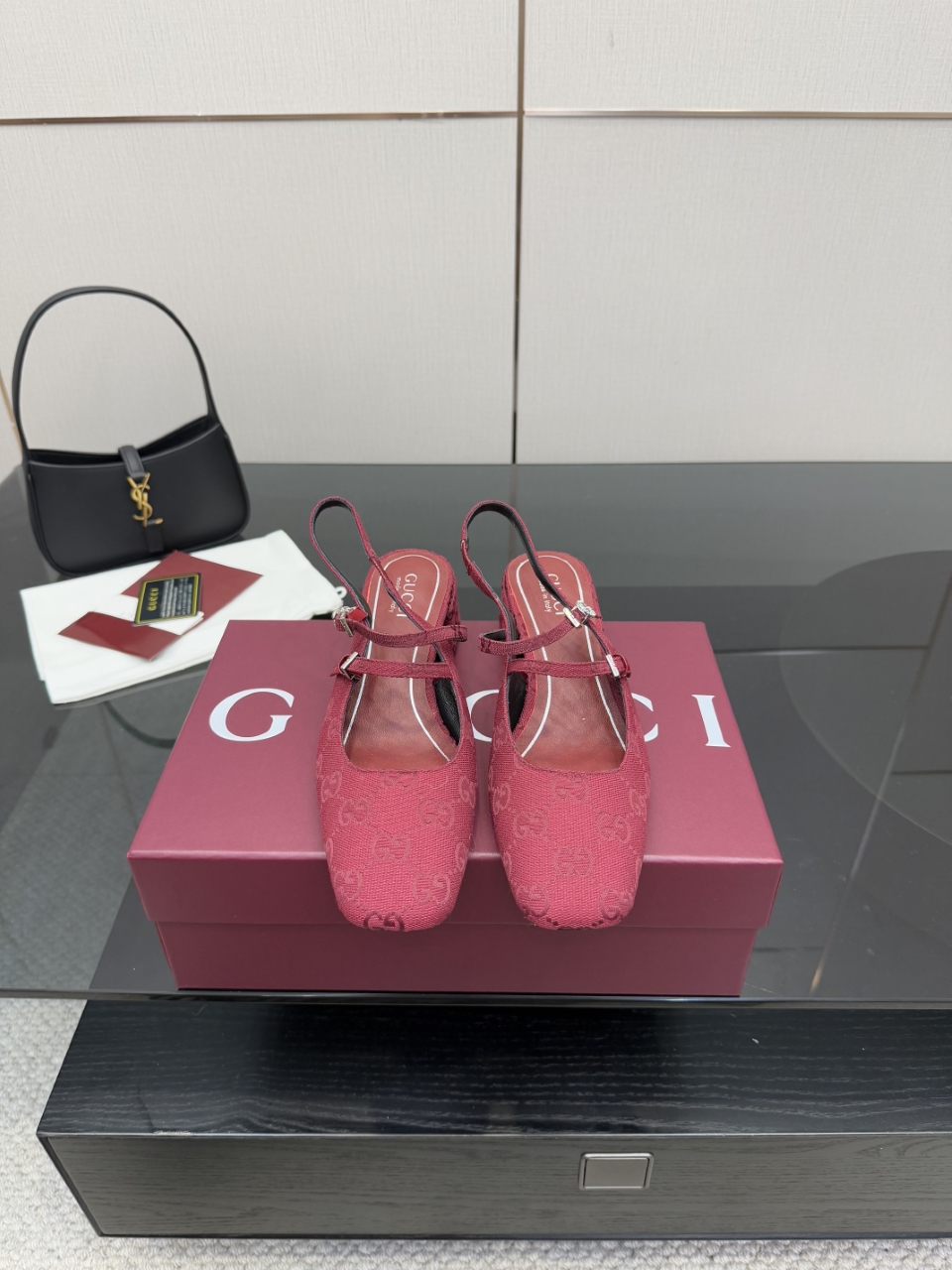 NO:593260,High version of GUCCI new women's horsebit mid-heeled sandals and high heels, catwalk style, original development. The shoe last is carefully polished for 3 months to ensure comfort. This year's super popular waterproof platform series, Gucci has also started to update this series~ ——————————————_004, sandals, gucci, sandals, high heels19860909高版本GUCCI 新款女士马衔扣中跟凉鞋高跟鞋 走秀款,原版开发.为保证舒适度精心打磨鞋楦3个月之久.今年超流行防水台系列,gucci也开始了这个系列的更新了～ ———————————————_004,凉鞋,gucci,sandals,high heels,Women's Shoes