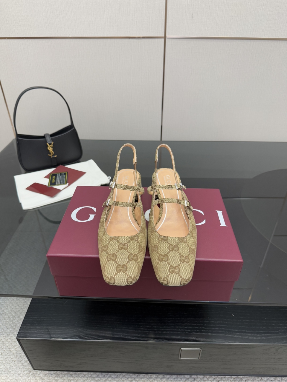 NO:593257,High version of GUCCI new women's horsebit mid-heeled sandals and high heels, catwalk style, original development. The shoe last is carefully polished for 3 months to ensure comfort. This year's super popular waterproof platform series, Gucci has also started to update this series~ ——————————————_, sandals, gucci, sandals, high heels19860909高版本GUCCI 新款女士马衔扣中跟凉鞋高跟鞋 走秀款,原版开发.为保证舒适度精心打磨鞋楦3个月之久.今年超流行防水台系列,gucci也开始了这个系列的更新了～ ———————————————_,凉鞋,gucci,sandals,high heels,Women's Shoes