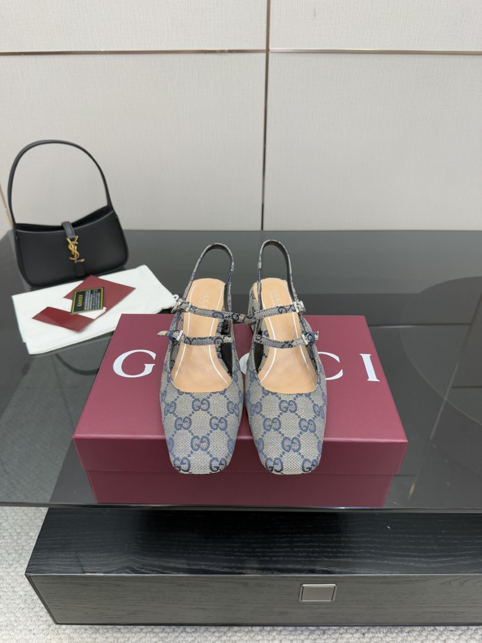 NO:593256,High version of GUCCI new women's horsebit mid-heeled sandals and high heels, catwalk model, original development. The shoe last is carefully polished for 3 months to ensure comfort. This year's super popular waterproof platform series, Gucci has also started to update this series~ ——————————————_006, sandals, gucci, sandals, high heels19860909高版本GUCCI 新款女士马衔扣中跟凉鞋高跟鞋 走秀款,原版开发.为保证舒适度精心打磨鞋楦3个月之久.今年超流行防水台系列,gucci也开始了这个系列的更新了～ ———————————————_006,凉鞋,gucci,sandals,high heels,Women's Shoes