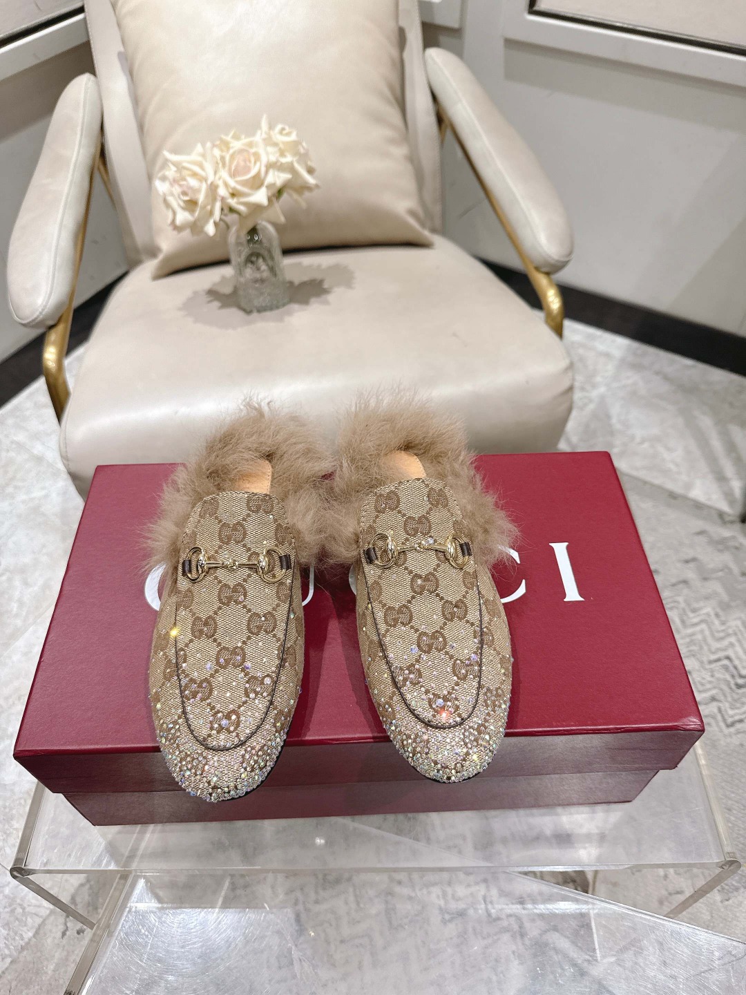 NO:593634,Gucci | Gucci 2025G Home Vintage Gucci’s latest semi-trailer, full of high-end feel!  A favorite among bloggers at home and abroad, it is retro and fashionable, easy to wear and looks great on your feet!  The official website mainly recommends, new colors are constantly updated. Upper cowhide/Niujing. Lining: imported wool lining. Outsole original Italian leather outsole. High flat sole. Shoe size: 35-39 (34, 40, 41, 42 can be customized and non-returnable), fur shoes, gucci, gucci, gucci, cowhide, Leather soles19860909Gucci | 古弛 2025G家 Vintage古驰最新款半拖毛毛拖,高级感十足！国内外博主刷爆的一款,复古又时髦 穿搭简便 上脚美炸了！官网主推,新色持续更新 鞋面牛皮/牛京 内里: 进口羊毛里 大底原版意大利真皮大底 跟高平底. 鞋码: 35-39（34、40、41、42可定不退换）,毛毛鞋,gucci,gucci,gucci,cowhide,Leather soles,Women's Shoes