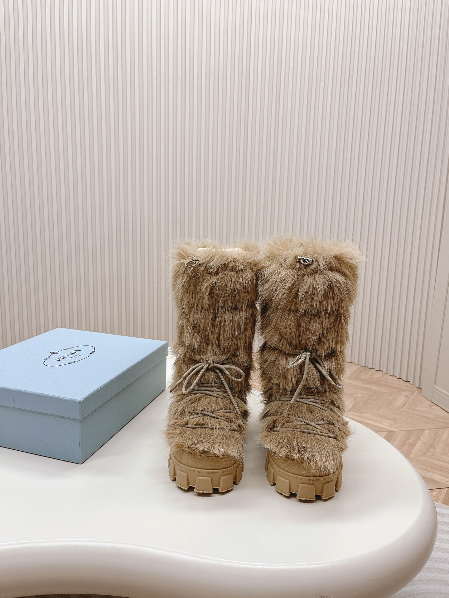 NO:593645,'Exclusive top version' long-term production PRAD*A2025 vs autumn and winter classic popular snow boots series... [Thick-soled snow boots short boots] Newly launched, this thick-soled one has a high export rate in European and American street photography. It is also popular on Instagram. I have adjusted the shoe last for a month to keep the smoothness of the overall line consistent with the original version. It is really attractive. I believe women with taste will fall in love with it. The PRAD*A series never disappoints, a weapon for goddesses...  Fabric: Original customized wool Lining: Original customized space cotton Foot: Original customized space cotton Outsole: Original molded foam sole Heel height: 5cm Size: 35-39 (40.41. Customized, non-returnable) Packaging: Original full set of packaging Color: Official website updated simultaneously, snow boots, prada, boots19860909《独家顶级版本》长期做货 PRAD*A2025vs秋冬经典爆款雪地靴系列……【厚底雪地靴短靴】 新款上架这款厚底在欧美街拍中出境率超高,ins也是火了一把,调鞋楦都调了一个月整体线条流畅性保持跟原版一致,真的太有魅力了,我相信有品味的女人会看上它,PRAD*A系列一向不会令人失望,女神的利器…… 面料:原版定制羊毛 内里:原版定制太空棉 垫脚:原版定制太空棉 大底:原版开模发泡成型底 跟高:5cm 码数:35-39（40.41.定做不退换） 包装:原版全套包装 颜色:官网同步更新,雪地靴,prada,boots,Women's Shoes