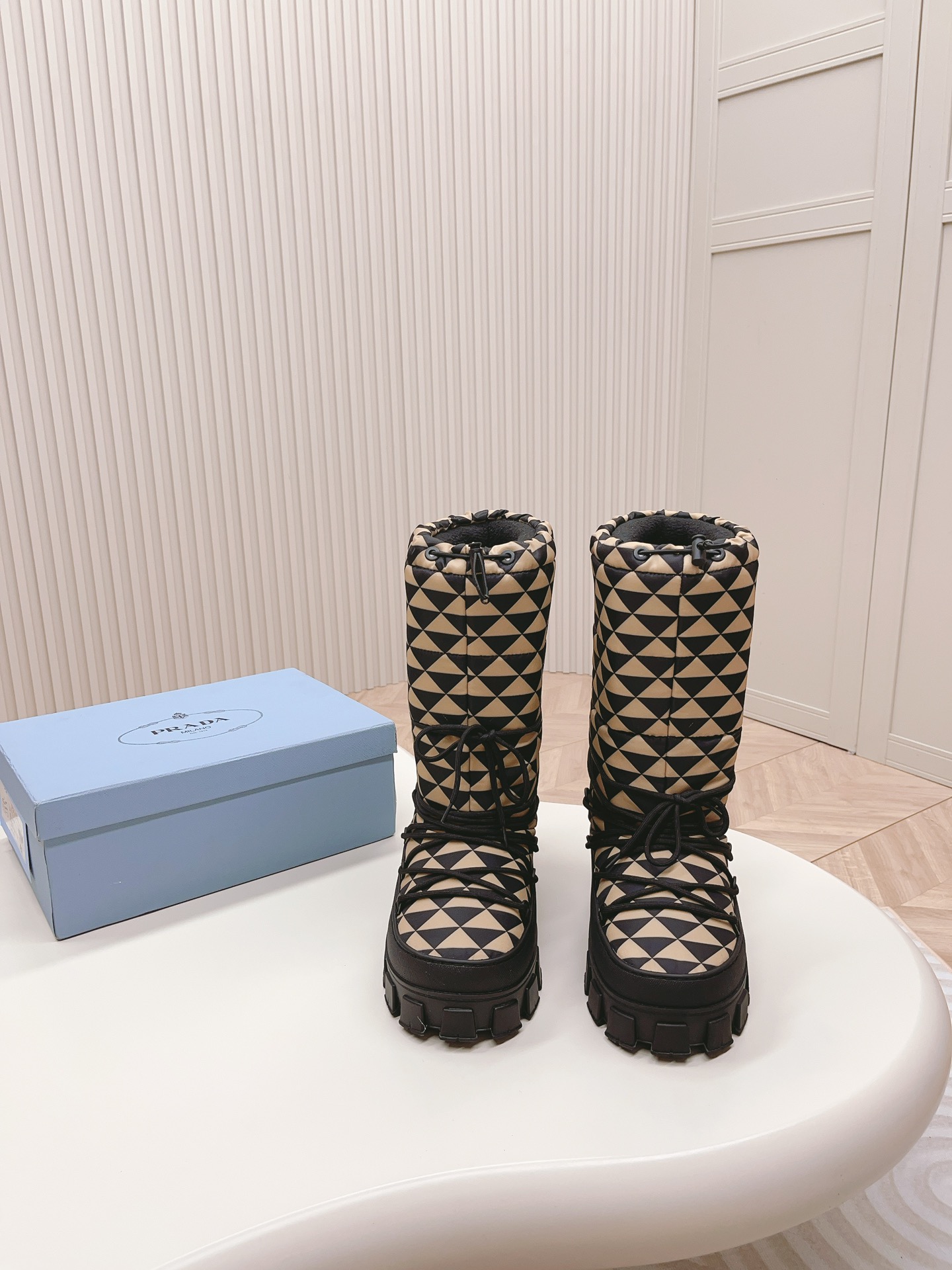 NO:593628,'Exclusive top version' long-term production PRAD*A2025 vs autumn and winter classic popular snow boots series... [Thick-soled snow boots short boots] Newly launched, this thick-soled one has a high export rate in European and American street photography. It is also popular on Instagram. I have adjusted the shoe last for a month to keep the smoothness of the overall line consistent with the original version. It is really attractive. I believe women with taste will fall in love with it. The PRAD*A series never disappoints, a weapon for goddesses...  Fabric: Original customized waterproof fabric Lining: Original customized space cotton Foot: Original customized space cotton Outsole: Original molded foam sole Heel height: 5cm Size: 35-39 (40.41. Customized, non-refundable) Packaging: Original full set of packaging Color: Official website updated simultaneously, snow boots, prada, boots19860909《独家顶级版本》长期做货 PRAD*A2025vs秋冬经典爆款雪地靴系列……【厚底雪地靴短靴】 新款上架这款厚底在欧美街拍中出境率超高,ins也是火了一把,调鞋楦都调了一个月整体线条流畅性保持跟原版一致,真的太有魅力了,我相信有品味的女人会看上它,PRAD*A系列一向不会令人失望,女神的利器…… 面料:原版定制防水布料 内里:原版定制太空棉 垫脚:原版定制太空棉 大底:原版开模发泡成型底 跟高:5cm 码数:35-39（40.41.定做不退换） 包装:原版全套包装 颜色:官网同步更新,雪地靴,prada,boots,Women's Shoes