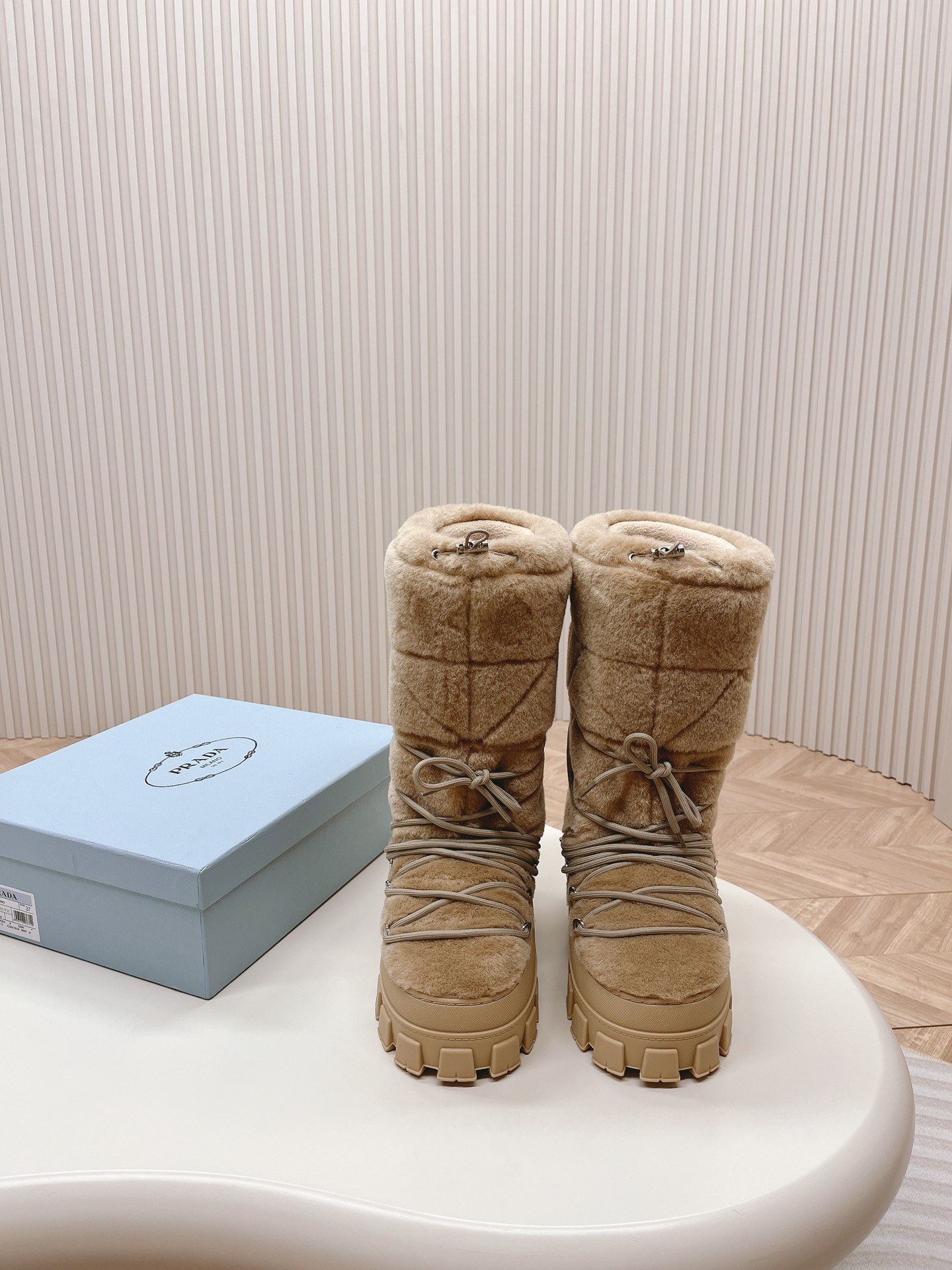 NO:593632,'Exclusive top version' long-term production PRAD*A2025 vs autumn and winter classic popular snow boots series... [Thick-soled snow boots short boots] Newly launched, this thick-soled one has a high export rate in European and American street photography. It is also popular on Instagram. I have adjusted the shoe last for a month to keep the smoothness of the overall line consistent with the original version. It is really attractive. I believe women with taste will fall in love with it. The PRAD*A series never disappoints, a weapon for goddesses...  Fabric: Original customized wool Lining: Original customized space cotton Foot: Original customized space cotton Outsole: Original molded foam sole Heel height: 5cm Size: 35-39 (40.41. Customized, non-returnable) Packaging: Original full set of packaging Color: Official website updated simultaneously, snow boots, prada, boots19860909《独家顶级版本》长期做货 PRAD*A2025vs秋冬经典爆款雪地靴系列……【厚底雪地靴短靴】 新款上架这款厚底在欧美街拍中出境率超高,ins也是火了一把,调鞋楦都调了一个月整体线条流畅性保持跟原版一致,真的太有魅力了,我相信有品味的女人会看上它,PRAD*A系列一向不会令人失望,女神的利器…… 面料:原版定制羊毛 内里:原版定制太空棉 垫脚:原版定制太空棉 大底:原版开模发泡成型底 跟高:5cm 码数:35-39（40.41.定做不退换） 包装:原版全套包装 颜色:官网同步更新,雪地靴,prada,boots,Women's Shoes