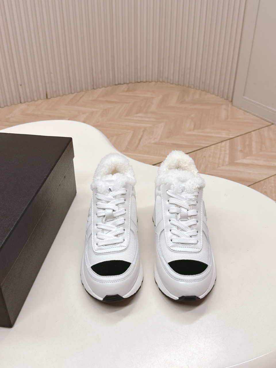 NO:593643,CHANEL Chanel 25B new panda sneakers Panda shoes are synchronized with the counter. The counter is very popular. A shoe that is very difficult to buy. The most popular thick-soled panda shoes on the Internet. As you can imagine, Xiaoxiang control can't miss it. It has both good looks and comfort. Simple and versatile white shoes. The thick sole increases the height and is super versatile. Whoever wears it with your eyes closed will look good. Cowhide upper, wool lining, original TPU outsole. Size: 35-40 (41)  40 customized, casual shoes/sports shoes, chanel, chanel, sneakers, cowhide19860909CHANEL香奈儿25B新款熊猫板鞋熊猫鞋 专柜同步 专柜非常火爆 非常难买的一款鞋 全网最火的厚底熊猫鞋 可想而知小香控不可错过的 颜值与舒适并存的 简约百搭小白鞋 厚底增高超级百搭,闭眼入谁穿谁好看  鞋面牛皮 内里羊毛 大底TPU原版大底 码数:35-40（41 40定做,休闲鞋/运动鞋,chanel,chanel,sneakers,cowhide,Women's Shoes