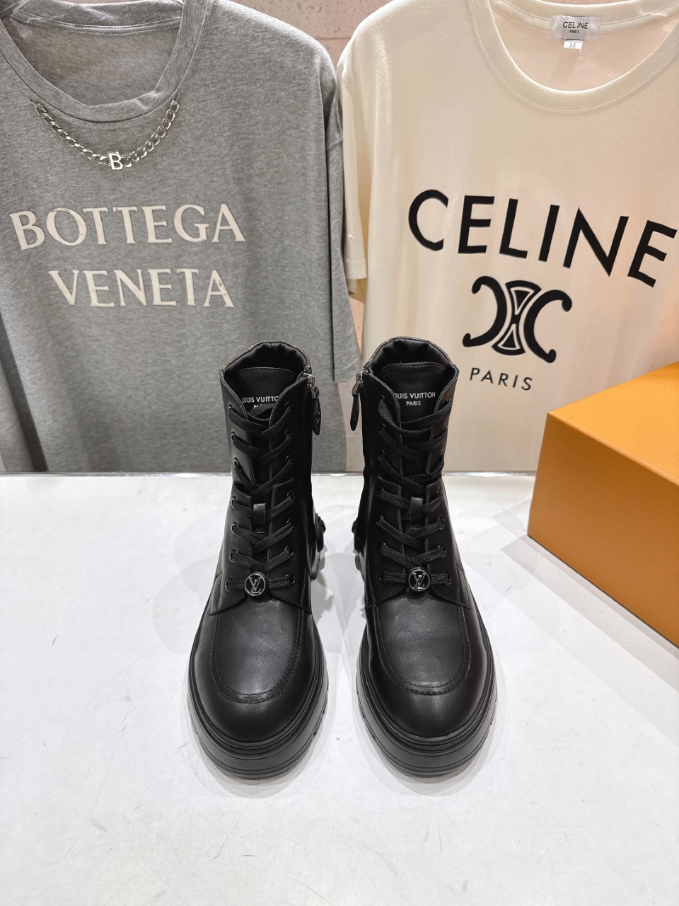 NO:594377,LOUIS VUITTON 25ss LV donkey brand new lace-up British style handsome thick-soled Martin boots short boots. The last shape is versatile and slim-footed yyds. The shape is three-dimensional and full, full of temperament. Comfortable on the feet. Very retro style, full of aura, plus the original presbyopic design style is very classic. Perfect details. Original imported first-layer cowhide on the upper. Imported cowhide on the lining. Original open-molded anti-slip outsole. Size:  35-40 (40.41 custom-made, non-refundable), boots, louis vuitton, louis vuitton, louis vuitton, boots, cowhide19860909LOUIS VUITTON 25ss LV驴牌新款系带英伦风帅气厚底马丁靴短靴 楦型百搭瘦脚yyds.造型立体饱满,气质满满 上脚舒适 非常复古风、气场十足,加原版老花设计风格非常经典 细节完美  鞋面原版进口头层牛皮 内里进口牛皮 大底原版开模防滑大底 Size: 35-40（40.41订做不退换）,靴子,louis vuitton,louis vuitton,louis vuitton,boots,cowhide,Women's Shoes