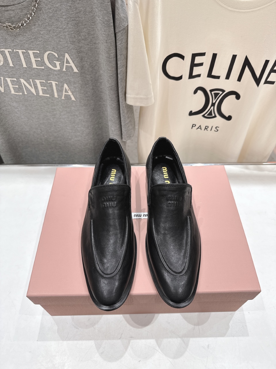 NO:594375,Miu Miu/Miu Miu F013 26ss spring and summer catwalk new retro distressed leather loafers, casual shoes, small leather shoes. The collision and fusion of retro elegance and the distressed texture of workwear redefine the relaxed feeling of women's daily shoes. Made of Italian first-layer calfskin, hand-rubbed and aged, it presents a natural retro texture of caramel brown. It is soft and elastic and fits the shape of the foot over time. It has sheepskin lining and a rubber composite outsole, which combines support and walking comfort.  Fabric imported first-layer cowhide, sheepskin lining, outsole original composite rubber outsole, size 35-40 (custom-made for 40, non-returnable), leather shoes, miumiu, loafers, cowhide, sheepskin19860909Miu Miu/缪缪F013 26ss春夏走秀新款复古做旧皮革乐福鞋休闲鞋小皮鞋 将复古优雅与工装做旧质感碰撞融合,重新定义女性日常鞋履的松弛感.采用意大利头层小牛皮,经手工擦色做旧处理,呈现焦糖棕的自然复古肌理,软弹不塌且越穿越贴合脚型,内里羊皮,橡胶复合大底,兼顾支撑性与步行舒适感. 面料进口头层牛皮 内里羊皮内里  大底原版复合橡胶大底 码数35-40（40订做不退换）,皮鞋,miumiu,loafers,cowhide,sheepskin,Women's Shoes