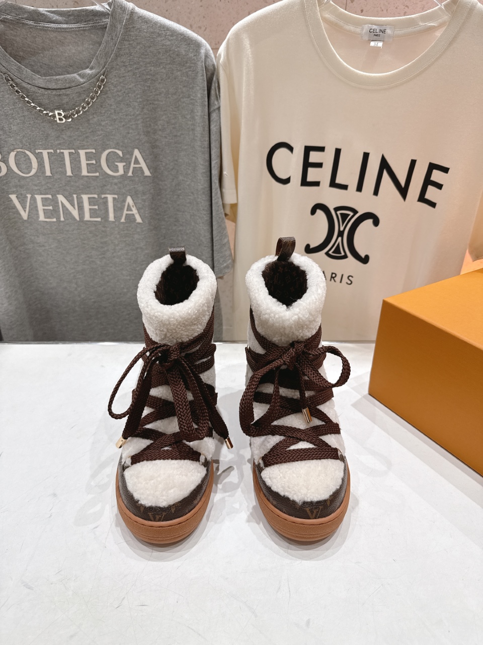 NO:594380,LOUIS VUITTON ss25 LV donkey brand autumn and winter new thick-soled snow boots warm short boots LV winter ski series Monogram snow boots, highly recognizable! Many celebrity internet celebrities have planted real wool uppers, which are waterproof, windproof and warm. The wool lining is comfortable and breathable. Now is the season, so those who want to buy it should hurry up and stock up. Wear shoes in winter for running and jumping every day. The most important thing is that the soles should be lightweight! Ultra-light, MAX comfort, it really feels like stepping on shit. With proven quality, you don’t have to choose too much when buying shoes. You really don’t! It is to strive for the highest cost performance, and the trendy attitude of both strength and softness makes it a daily choice. The upper is made of imported custom-made lamb wool + presbyopia leather fabric. The inner lining is made of original custom-made down filling. The outsole is an original molded non-slip outsole. The size is 35-41 (40.41 is custom-made and cannot be returned or exchanged), snow boots, louis vuitton, louis vuitton, louis vuitton, boots, down jacket19860909LOUIS VUITTON ss25 LV驴牌秋冬新款厚底雪地靴保暖短靴 LV冬季滑雪系列Monogram雪地靴,辦识度超高！超多明星网红种草 真羊毛鞋面 防水防风又保暖 羊毛尼内里舒适又透气,现在正当季,剁手党抓紧囤起来,冬天穿着鞋子每天跑跑跳跳,最重要就是鞋底要轻便！超轻便,舒适感MAX,真的是踩屎感十足 经得住考验的品质,买鞋不用太多选择,真不需要！就是争取到最高性价比,亦刚亦柔的潮流姿态成就日常佳选. 鞋面进口定制羊羔毛+老花皮面料 内里原版定制填充羽绒 大底原版开模防滑大底 码数35-41（40.41订做不退换）,雪地靴,louis vuitton,louis vuitton,louis vuitton,boots,down jacket,Women's Shoes