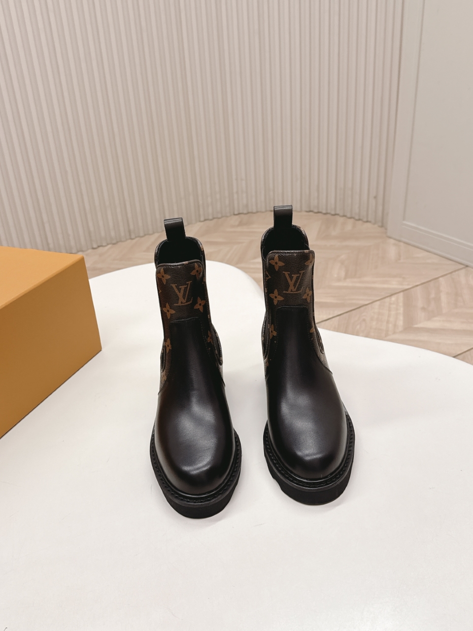 NO:613590,LV donkey brand 25ss new autumn and winter Martin boots short boots. The last shape is versatile and slim feet yyds. The shape is three-dimensional and full, full of handsomeness. The upper foot is comfortable, very cute, retro style, full of aura, the original presbyopic design style is very classic, the details are perfect, cool and trendy... The upper is imported calfskin, cow lining, and foot pads!  Size: 35-39 (customized at 40.41), boots, louis vuitton, louis vuitton, boots, cowhide19860909LV驴牌 25ss 新款秋冬马丁靴短靴 楦型百搭瘦脚yyds.造型立体饱满,帅气十足 上脚舒适非常可爱复古风、气场十足,原版老花设计风格非常经典 细节完美 酷炫 潮派... 鞋面进口小牛皮 牛里、垫脚！ Size: 35-39（40.41订做）,靴子,louis vuitton,louis vuitton,boots,cowhide,Women's Shoes