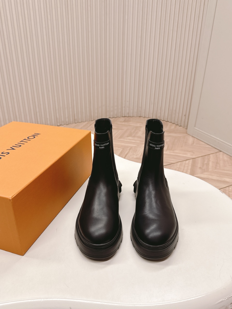 NO:613597,LV donkey brand 25ss new autumn and winter Martin boots short boots. The last shape is versatile and slim feet yyds. The shape is three-dimensional and full, handsome and comfortable on the feet. Very retro style, full of aura, the original presbyopic design style is very classic, the details are perfect, cool and trendy... The upper is imported calfskin, cow lining and feet!  Size: 35-39 (customized at 40.41), boots, louis vuitton, louis vuitton, boots, cowhide19860909LV驴牌 25ss 新款秋冬马丁靴短靴 楦型百搭瘦脚yyds.造型立体饱满,帅气十足 上脚舒适 非常复古风、气场十足,原版老花设计风格非常经典 细节完美 酷炫 潮派... 鞋面进口小牛皮 牛里、垫脚！ Size: 35-39（40.41订做）,靴子,louis vuitton,louis vuitton,boots,cowhide,Women's Shoes