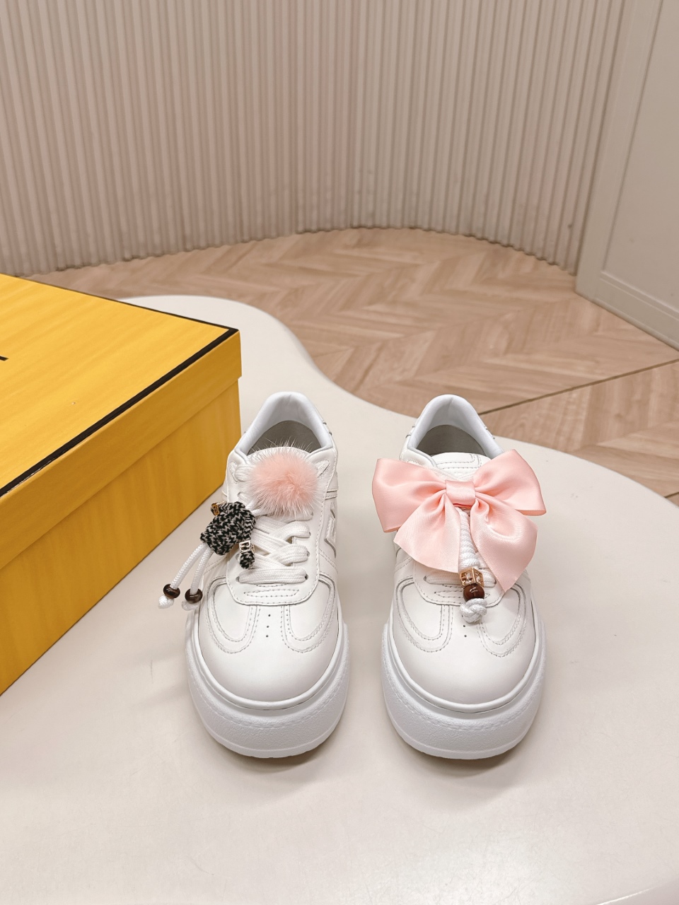 NO:613579,All white leather Fendi FENDI|The latest Match’s asymmetrical magic thick sole Charm  Match lace-up sneakers are made of leather. They are made of denim-effect printed suede material. The right shoe is decorated with a small braided doll with colorful and colorful mink fur details and a gold metal FF pattern bracelet. The left shoe is decorated with a large brown taffeta bow. This 'half childish, half elegant' contrast design is both 'weird' (the left and right styles are fighting but super harmonious) and 'cute and cute' (the details are full of cuteness and sophistication), giving the platform shoes an artistic feel. Original denim surface  Full cowhide surface, sheepskin lining, IP outsole 5cm 35-40, casual shoes/sports shoes, fendi, fendi, sneakers, bracelet, cowhide, sheepskin19860909全白皮面  芬迪 FENDI|最新款Match的不对称魔法厚底Charm Match系带运动鞋皮面.牛仔面料效果印花绒面材质.右鞋上饰有带彩色和彩色貂毛细节和金色金属FF图案手链的编绳小玩偶.左鞋上饰有棕色塔夫绸大蝴蝶结.这种“一半童趣、一半优雅”的反差设计,既「奇奇怪怪」(左右风格打架却超和谐),又「可可爱爱」(细节里的萌点和精致感拉满),妥妥把厚底鞋玩出艺术感 原版牛仔面 全牛皮面 羊皮内里 ip大底5cm 35-40,休闲鞋/运动鞋,fendi,fendi,sneakers,bracelet,cowhide,sheepskin,Women's Shoes