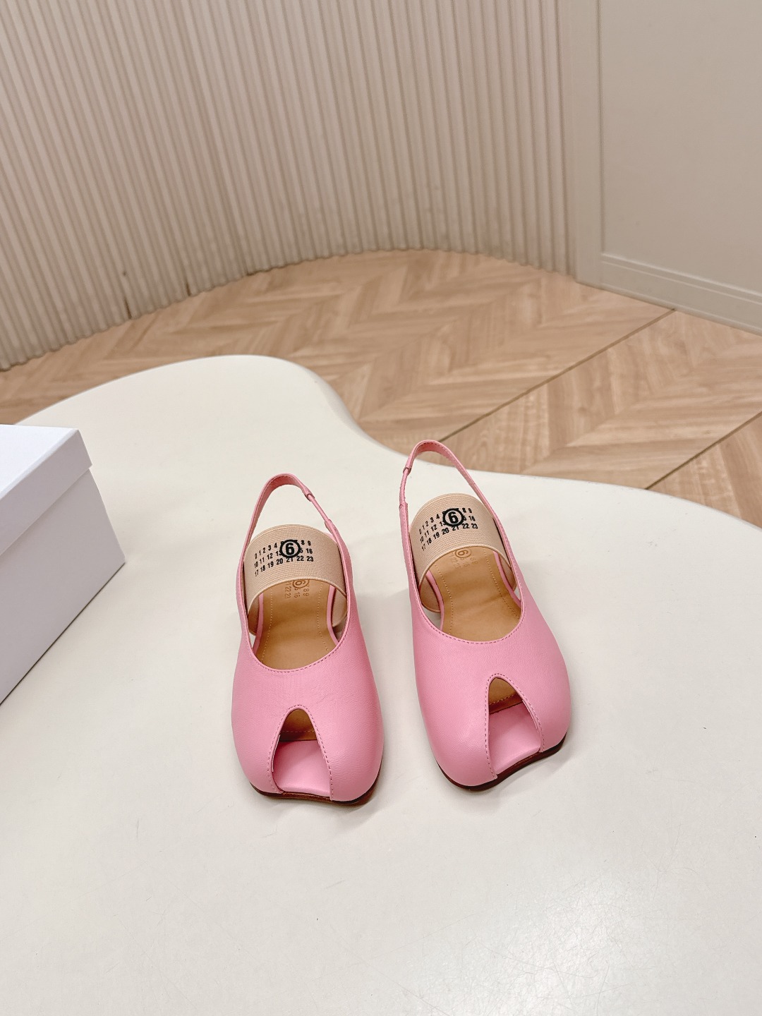 NO:645973,Maison Marginal MM6 Margiela 26 spring and summer new apple toe ballet sandals. Margiela designers are so talented. They create shoes as design elements. Single shoes are smart and exquisite. Half-flop with short skirt. Sexy personality. Fabric sheepskin. Lining sheepskin. Cowhide foot pads. Heel height: flat/7cm. Italian imported genuine leather outsole. Size: 35-39 (40, 41 custom made, non-refundable), sandals, masion margiela, masion  margiela,sandals,skirts,cowhide,sheepskin,leather soles19860909Maison Marginal MM6马吉拉26春夏新品苹果头芭蕾舞凉鞋 马吉拉设计师太有才了 作为设计元素打造鞋品 单鞋干练精致 半拖搭配短裙 性感个性 面料羊皮 内里羊皮 牛皮垫脚 跟高:平底/7cm 意大利进口真皮大底 码数:35-39（40,41订做不退不换）,凉鞋,masion margiela,masion margiela,sandals,skirts,cowhide,sheepskin,Leather soles,Women's Shoes