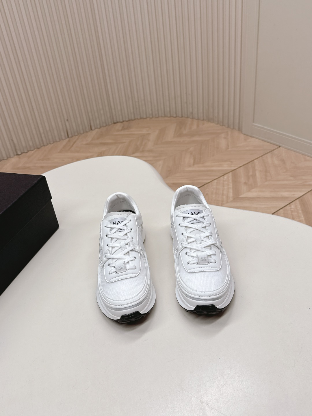 NO:645968,Chanel 26C second generation silver horn series casual sports shoes, incomparably beautiful and easy to wear, absolute fairy style, very light, super soft inside, super comfortable, breathable upper design, high-end color matching, versatile and must-have model of the year, upper cowhide and mesh fabric stitching, original craftsmanship, lining breathable mesh, original foam combination outsole, size 35-40, casual shoes/sports shoes, chanel, chanel, alexander  wang,sneakers,cowhide19860909Chanel 香奈儿26C 第二代银角大王系列 休闲运动鞋 无敌漂亮又好穿 绝对仙女款 非常轻便,内里也是超级软,超级舒服,鞋面透气设计,配色高级耐看 百搭 年度必备款 鞋面牛皮加网布面拼接,原版工艺 内里透气网布 原版发泡组合大底 码数35-40,休闲鞋/运动鞋,chanel,chanel,alexander wang,sneakers,cowhide,Women's Shoes