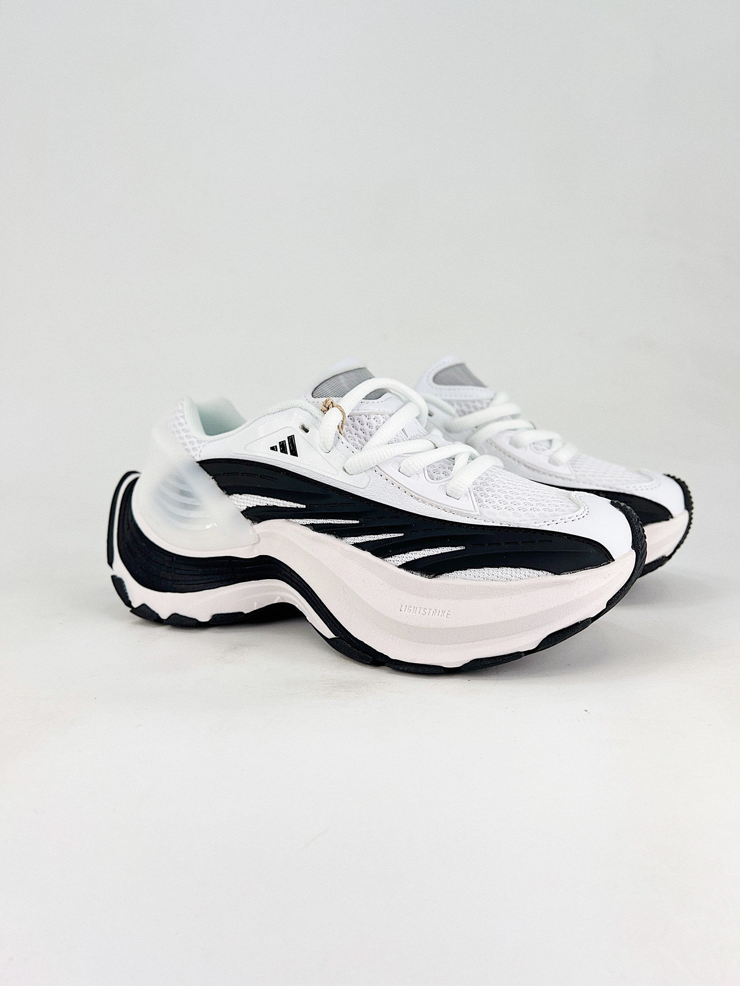 图片[4]-双11福利第2️⃣9️⃣波 Ad Vento XLG MTW 脉冲系列 复古休闲老爹鞋 官方同步上架 鞋面是透气网面和皮革拼接 脚感轻盈 不闷汗 每次穿着跑步都感觉脚底在自由呼吸 鞋底是ad经典的防滑设计 纹路很深 抓地力超稳 低帮设计很显脚踝纤细 却不失满满的包围安全感 尺码：36-45带半码-选品中心