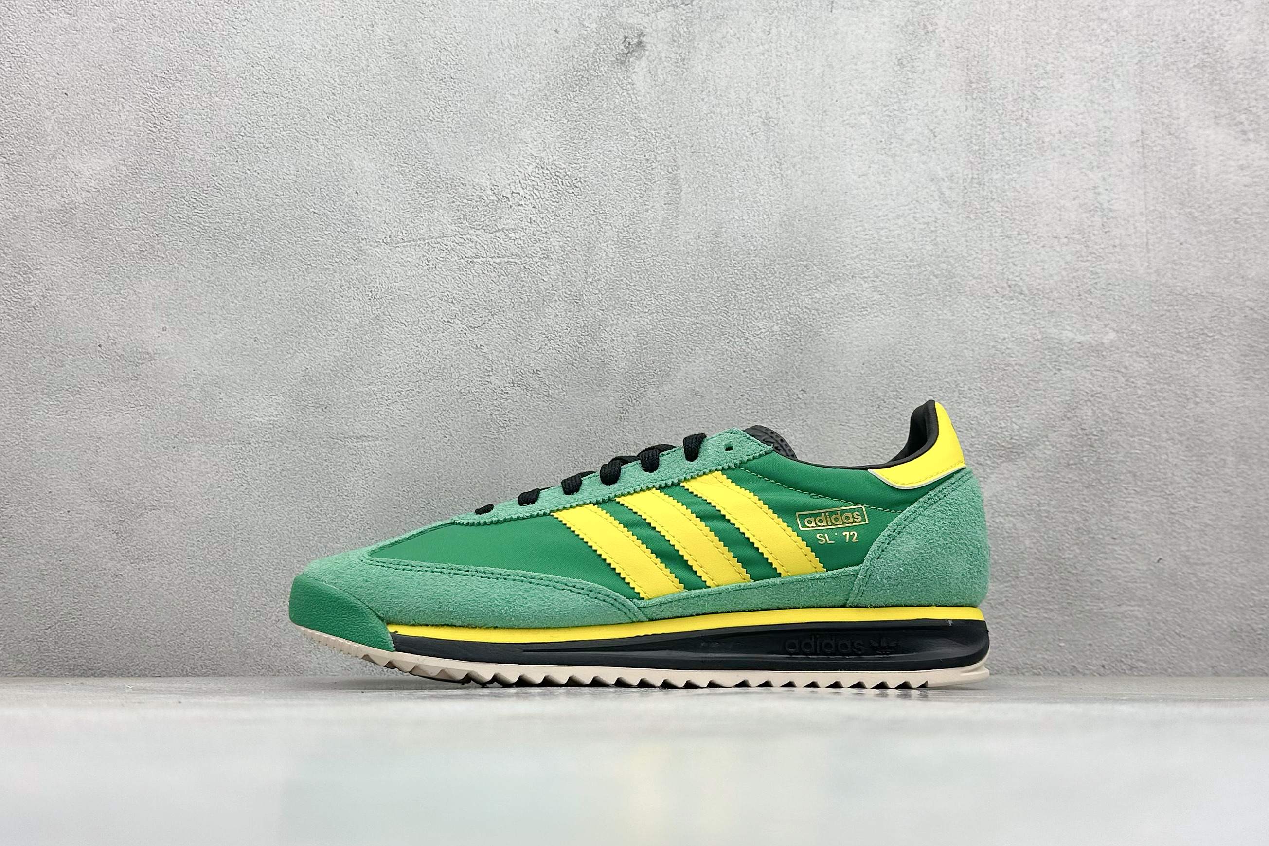 双11福利第3️⃣5️⃣波 纯原cs版Adidas SL 72复古老爹鞋 这个是之前市场最好的版本 没有任何版本可以比这个货做的好 工厂福利清货做活动套现 价格很给力 各位喜欢好货的不要错过💪🏻 尺码:36-45-选品中心