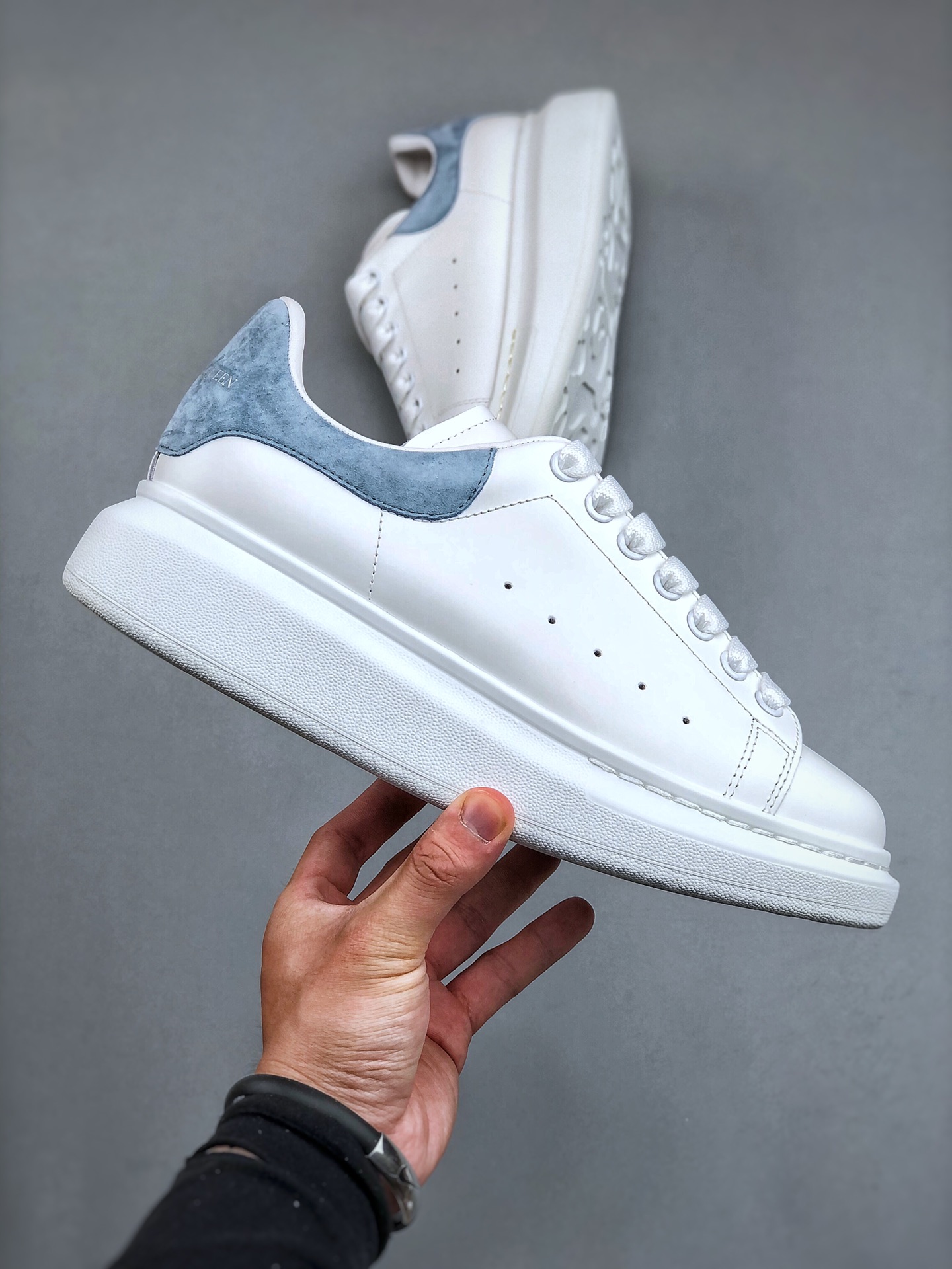 图片[2]-双11福利第5️⃣2️⃣波 亚历山大 Alexander McQueen 麦昆小白鞋 独特礼盒包装 广东大厂万双现货 现10个配色特价套现 全套专柜包装物及配件(附送快递加固牛皮纸盒)右脚鞋面嵌入核心防伪芯片装置,秒杀市面文案版本 支持NFC原码独立扫描 采用丝绸硬质头层小牛皮鞋面材质 内外超软小羊皮贴脚透气及超软PU脚感乳胶物料鞋 外置原抽真空高密度增高底 白色光滑牛皮革系带运动鞋，圆头设计，鞋跟点缀黑色绒面革细节。搭配宽扁鞋带，鞋舌和后帮饰有 Alexander McQueen 品牌标志。阔型橡胶鞋底。运动鞋另配一副鞋带材料 100% 小牛皮 所有细节与原版一致 尺码：35 36 37 38 39 40 41 42 43 44-选品中心