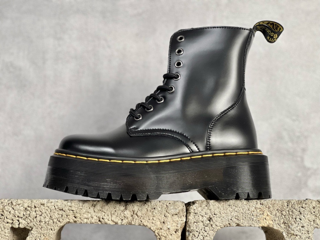 双11福利第4️⃣9️⃣波 Dr.Martens 马汀博士马丁靴系列 公司规格 原材生产 原版开边珠加厚光泽牛皮 Pvc生胶减重耐磨防滑大底 ⚠️全靠机车手工走线车线 耐穿耐磨防寒御冻 经典系列生活随意搭配。原版专柜统一全套包装手提袋配件 尺码：36-45-选品中心