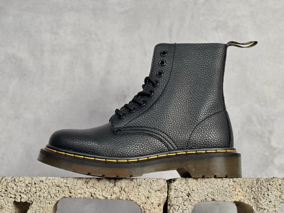 图片[3]-双11福利第4️⃣9️⃣波 Dr.Martens 马汀博士马丁靴系列 公司规格 原材生产 原版开边珠加厚光泽牛皮 Pvc生胶减重耐磨防滑大底 ⚠️全靠机车手工走线车线 耐穿耐磨防寒御冻 经典系列生活随意搭配。原版专柜统一全套包装手提袋配件 尺码：36-45-选品中心