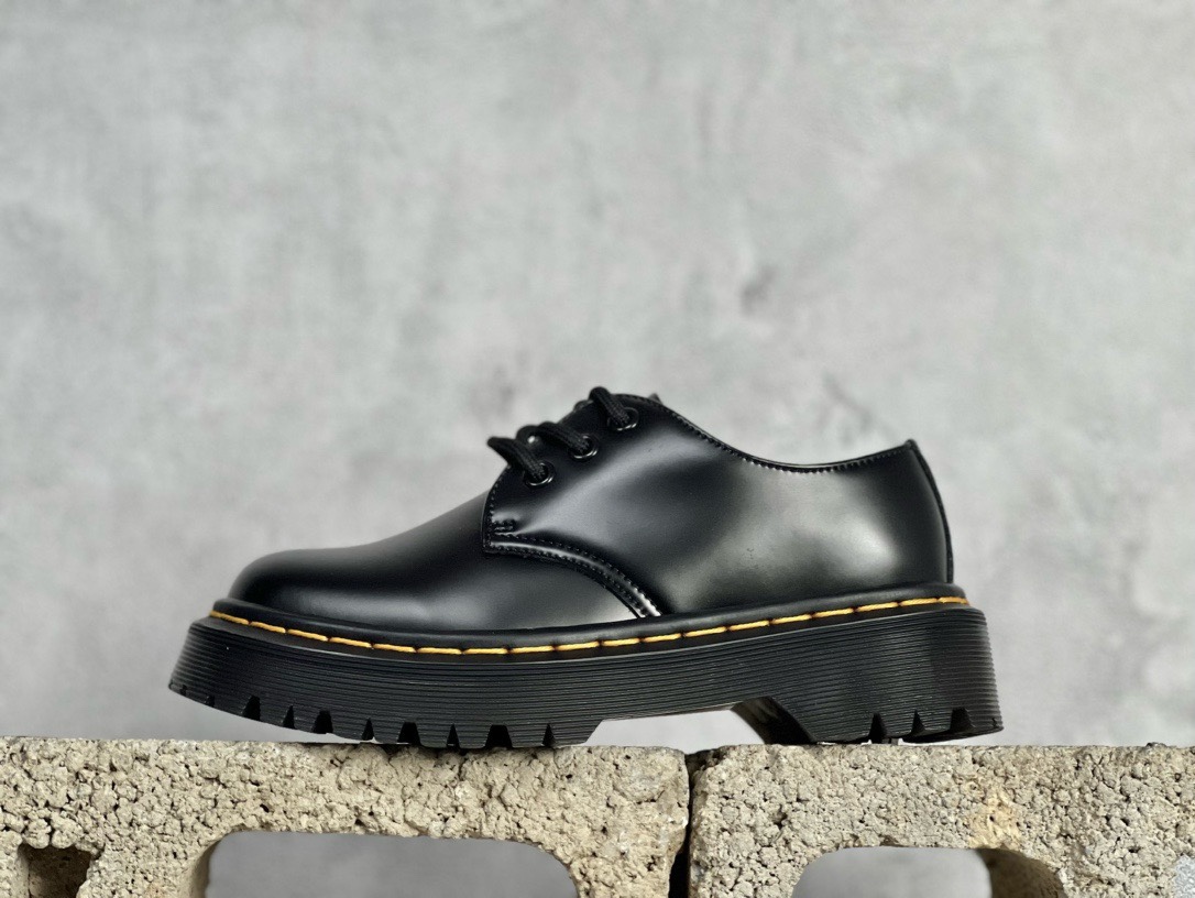 图片[6]-双11福利第4️⃣9️⃣波 Dr.Martens 马汀博士马丁靴系列 公司规格 原材生产 原版开边珠加厚光泽牛皮 Pvc生胶减重耐磨防滑大底 ⚠️全靠机车手工走线车线 耐穿耐磨防寒御冻 经典系列生活随意搭配。原版专柜统一全套包装手提袋配件 尺码：36-45-选品中心