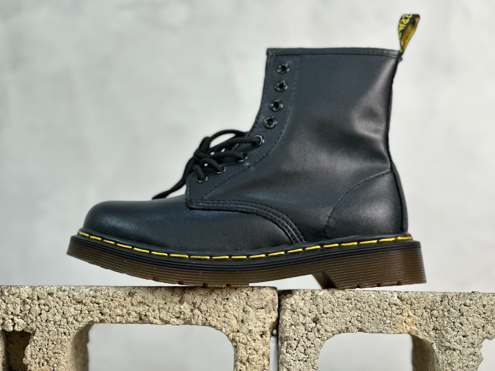 图片[4]-双11福利第4️⃣9️⃣波 Dr.Martens 马汀博士马丁靴系列 公司规格 原材生产 原版开边珠加厚光泽牛皮 Pvc生胶减重耐磨防滑大底 ⚠️全靠机车手工走线车线 耐穿耐磨防寒御冻 经典系列生活随意搭配。原版专柜统一全套包装手提袋配件 尺码：36-45-选品中心