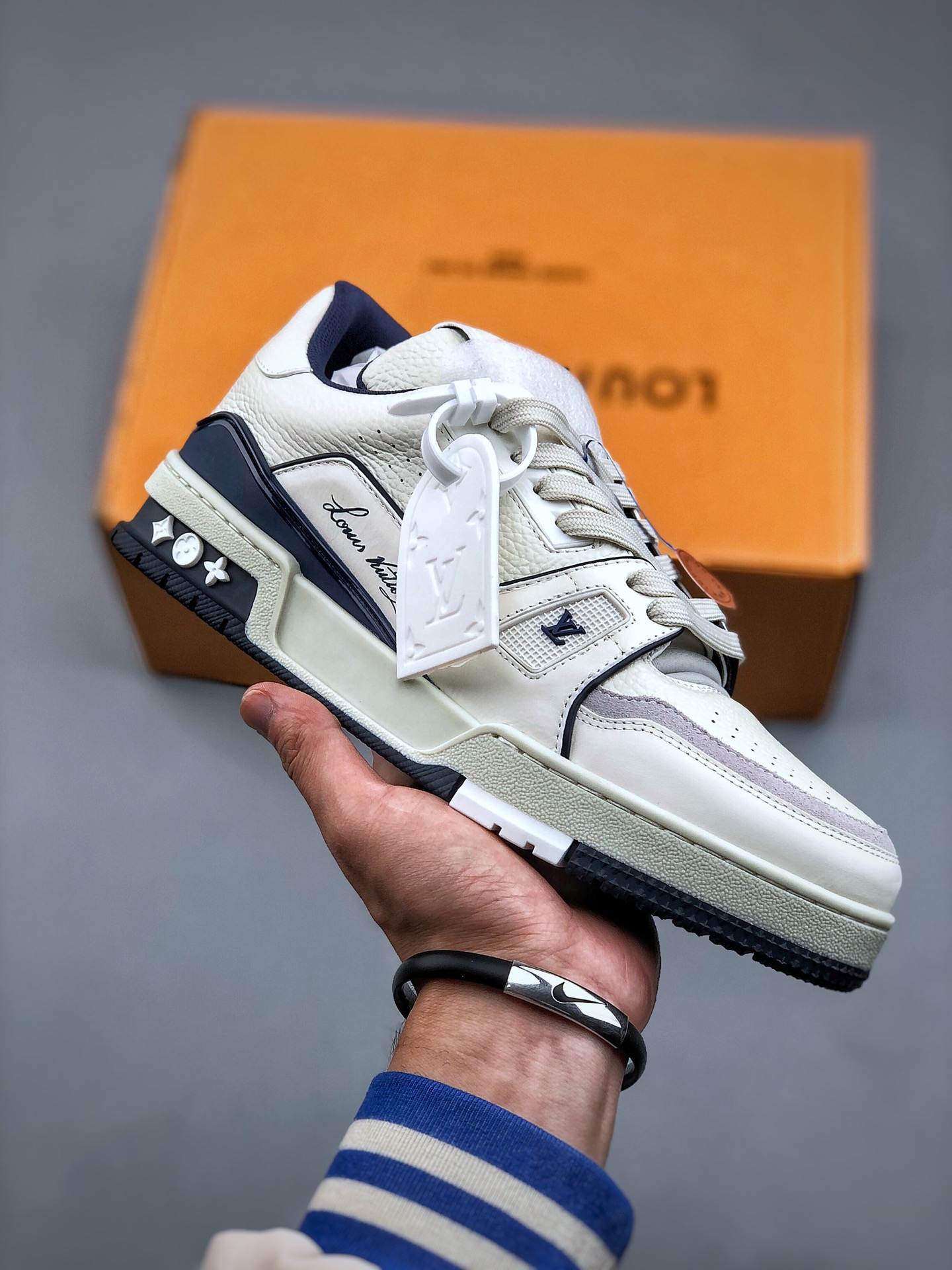 图片[3]-双11福利第5️⃣0️⃣波 原市场高价零售版本 顶级纯原级别 LOUIS VUITTON Trainer LV 路易威登 独家全新升级最新包装，海淘代购同渠道品质 高端零售 外贸充正专供 原版购入开发 ZP级全套包装 完美楦型 正确卡色 细节与原版一致 请注意区分市面通货版本 💯Virgil Abloh亲自操刀设计❗全新LV路易威登Louis Vuitton TrSneaker Low休闲运动文化百搭篮球板鞋 广东原产#升级2023原版一致礼品鞋盒及全套代购包装说明书防尘布袋物件，正确原装进口平纹纹粒面小牛皮革鞋面材质原装一致TPR光泽组合鞋底#耐弯折滴塑支持片#全新原版一致鞋垫超软脚感材质❗2023春夏时装秀揭秘 LV Trainer 运动鞋于路易威登升级再造项目中的瞩目革新。小牛皮材质回收自 LV Trainer 运动靴，手写体注释标明鞋身构造，清晰明线可由顾客亲手剪裁以完成设计，处处彰显别致匠心。 尺码：35 36 37 38 39 40 41 42 43 44 45-选品中心